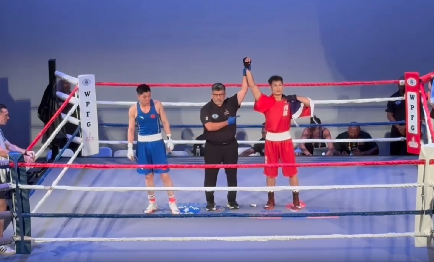 新北消防員陳鵬畯奪下拳擊金牌後，披著台灣國旗領獎。（翻攝網路）