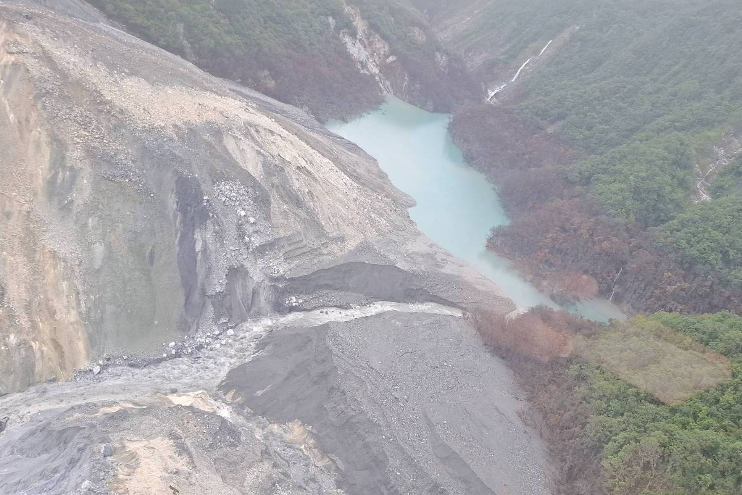 馬太鞍溪堰塞湖今日空拍畫面顯示,蓄水量剩700萬噸,比昨天減少20萬噸。(林保署花蓮分署提供)