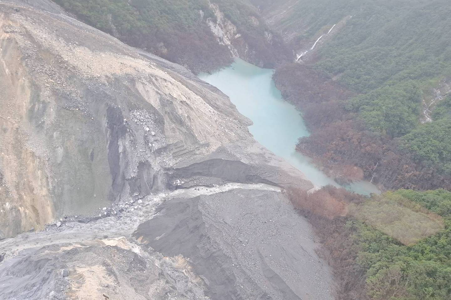 馬太鞍溪堰塞湖今日空拍畫面顯示,蓄水量剩700萬噸,比昨天減少20萬噸。(林保署花蓮分署提供)