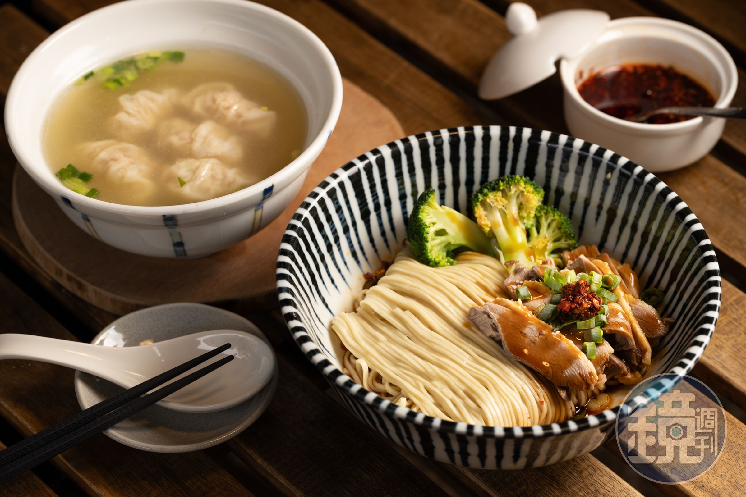 「紅油蒜味鴨肉乾拌麵」（前，80元／碗）特製的紅油醬汁帶有辣度，一口上癮；「餛飩湯」（後，50元／碗）內餡以豆薯代替荸薺，意外增添美味。