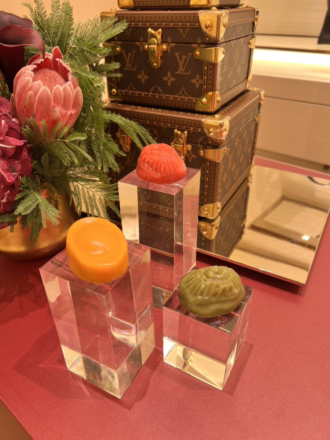 李東展受精品LV要求，客製化壓印經典小花logo在迷你粿上，去年LV在旗艦店活動上發放給VIP。（李東展提供）