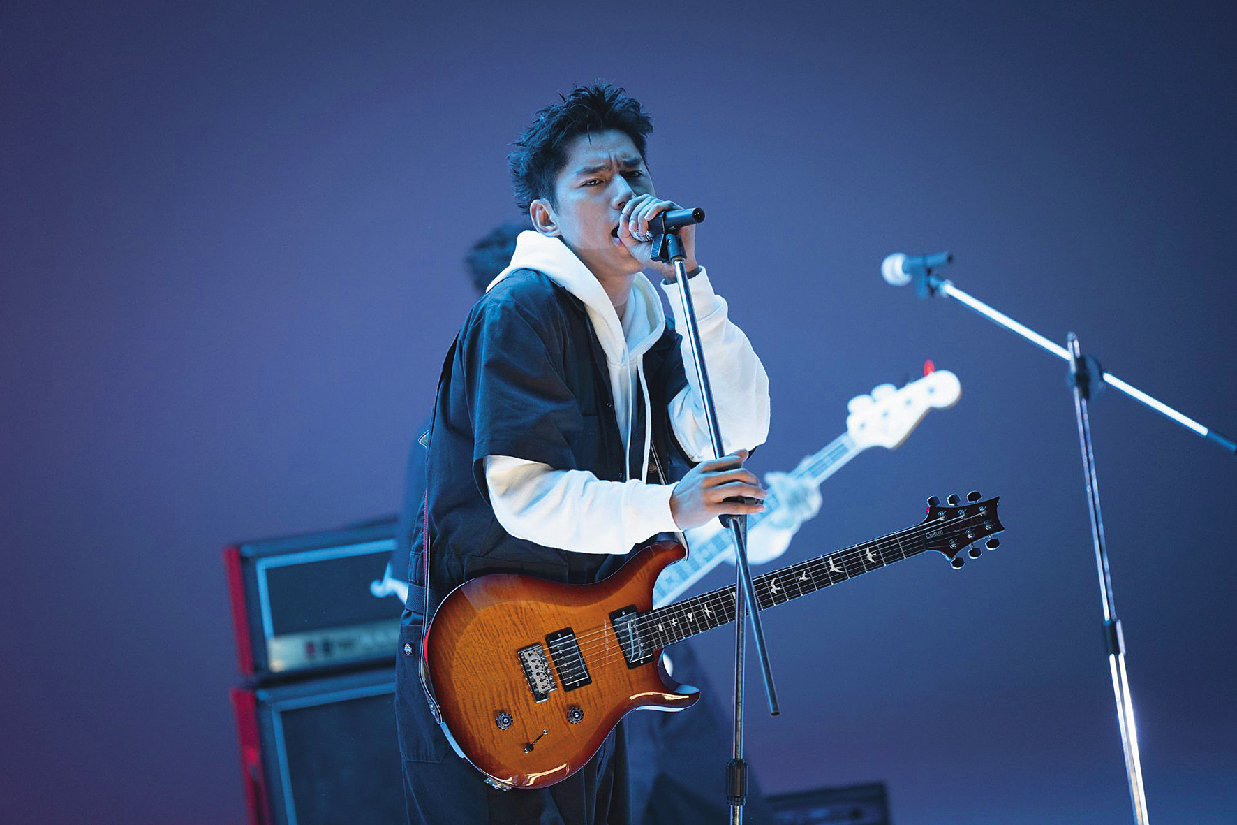 朱軒洋在《欠妳的那場婚禮》飾演「馬子狗樂團」主唱，還有獻唱的橋段。（公視提供）