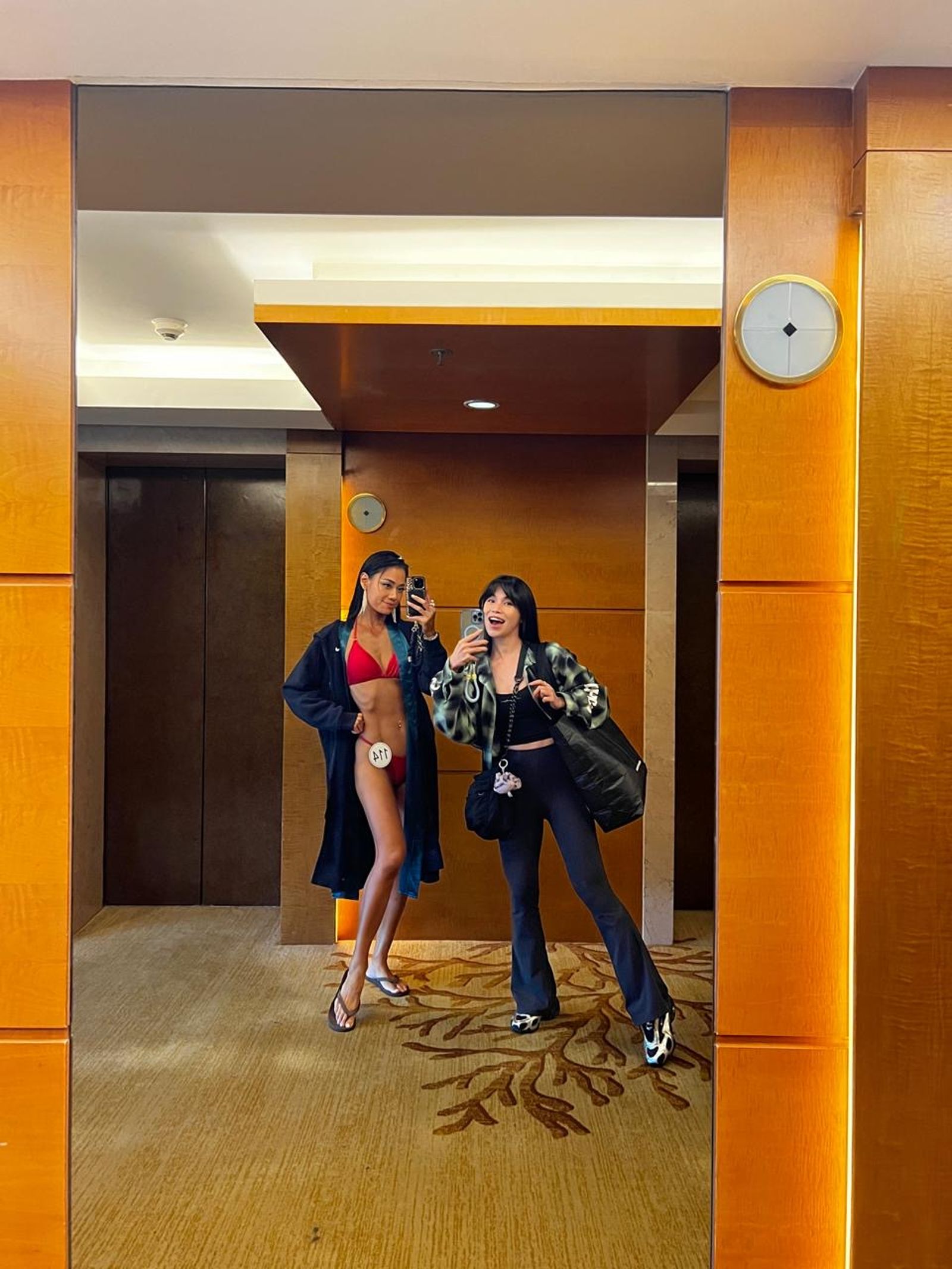 林芯儀(右)陪王麗雅赴香港參加IFBB pro FitModel比賽。(圖/林芯儀提供)