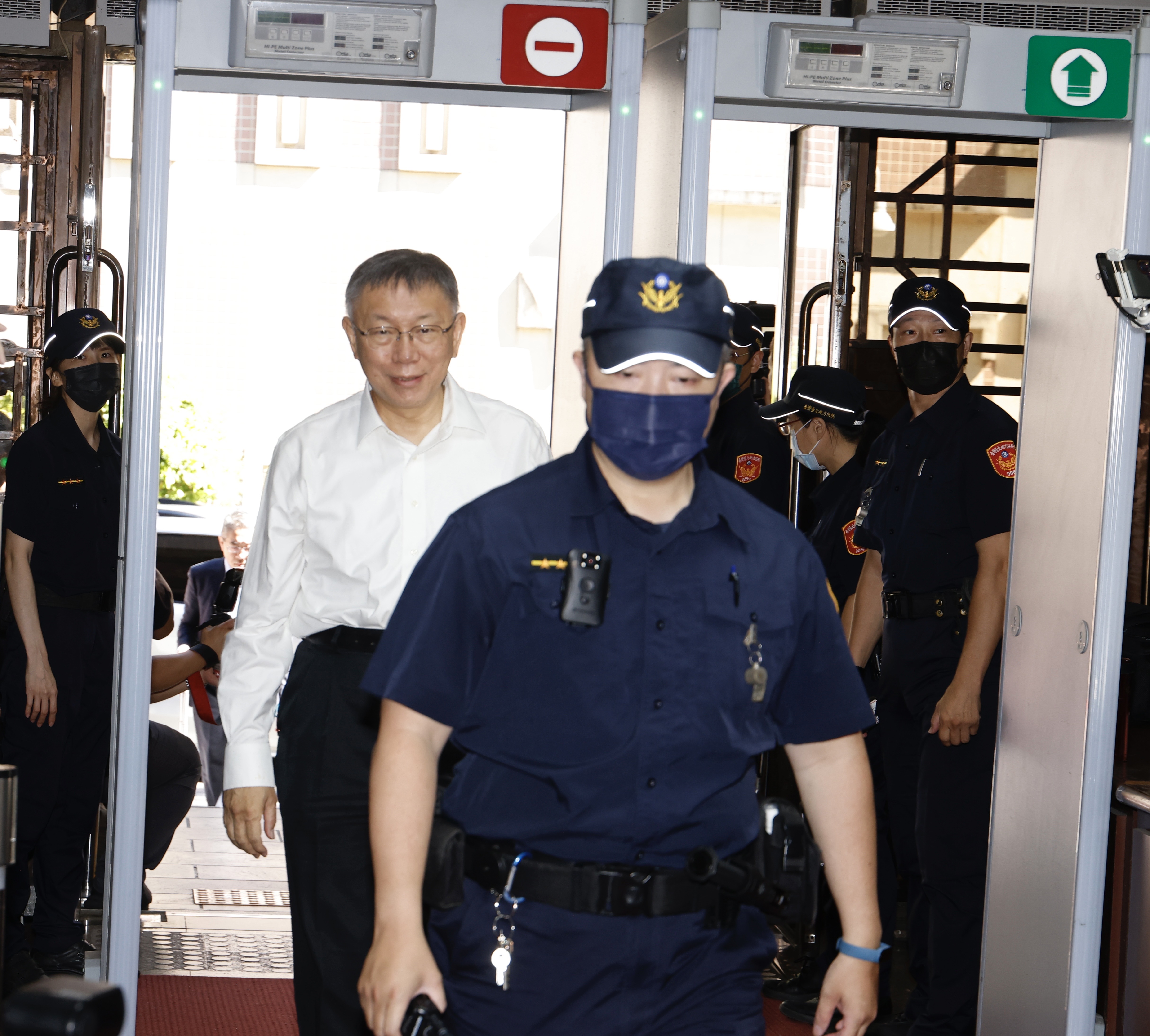 柯文哲一早進入北院準備下午羈押庭,目前他重回被逮捕聲押的狀態。