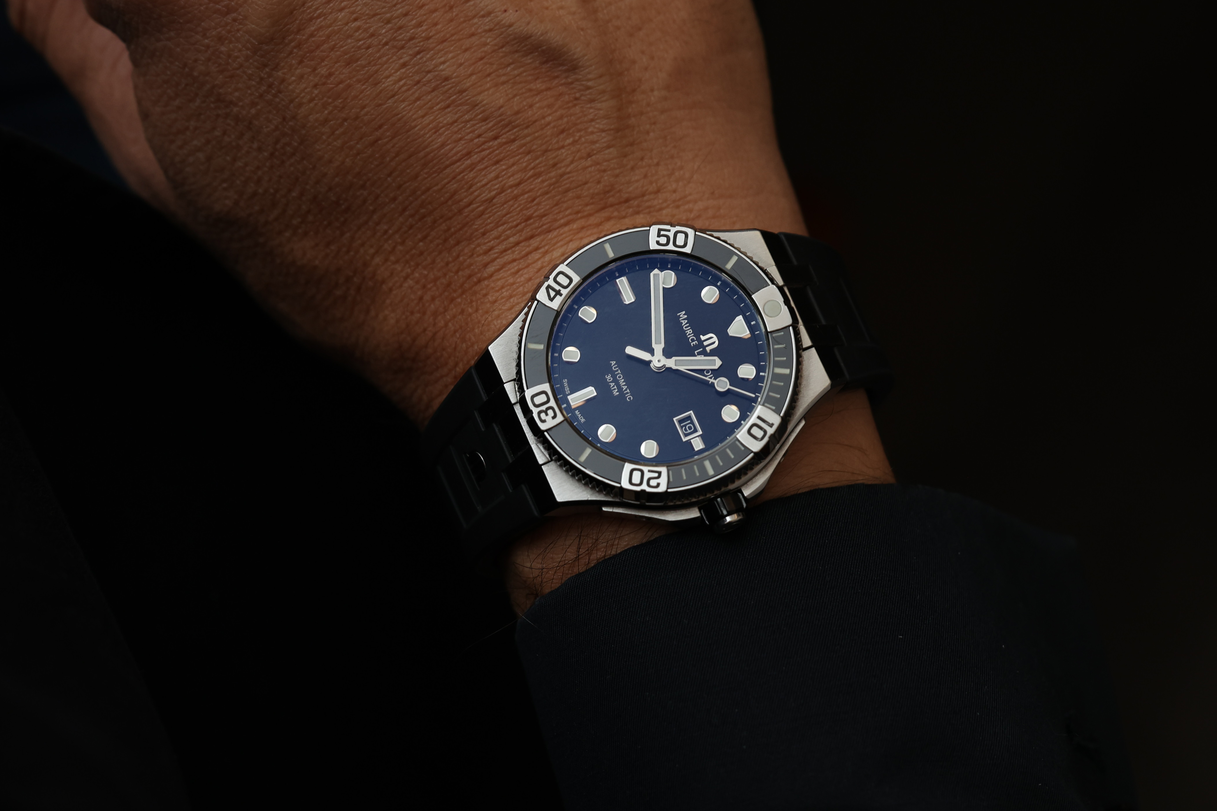 艾美錶CEO Stéphane Waser手上配戴的是Aikon潛水錶，Aikon系列正是由他一手催生的明星商品。