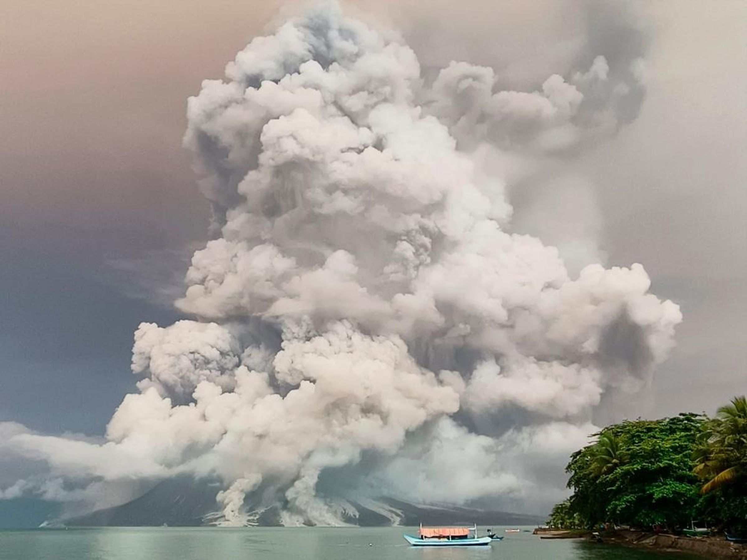台灣才剛震完,換印尼火山大規模噴發!噴煙19000公尺太震撼。(翻自thesun.my)