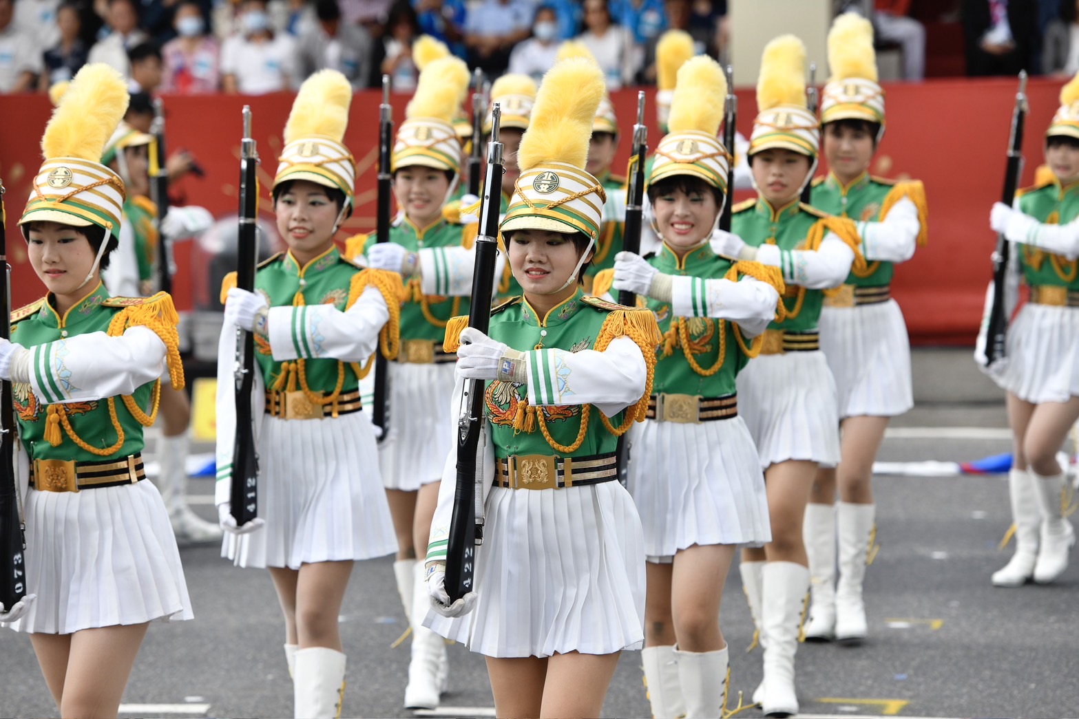 北一女中樂儀旗隊展現了「團結一心慶誕辰」的表演,為現場增添了青春活力的活潑氛圍。