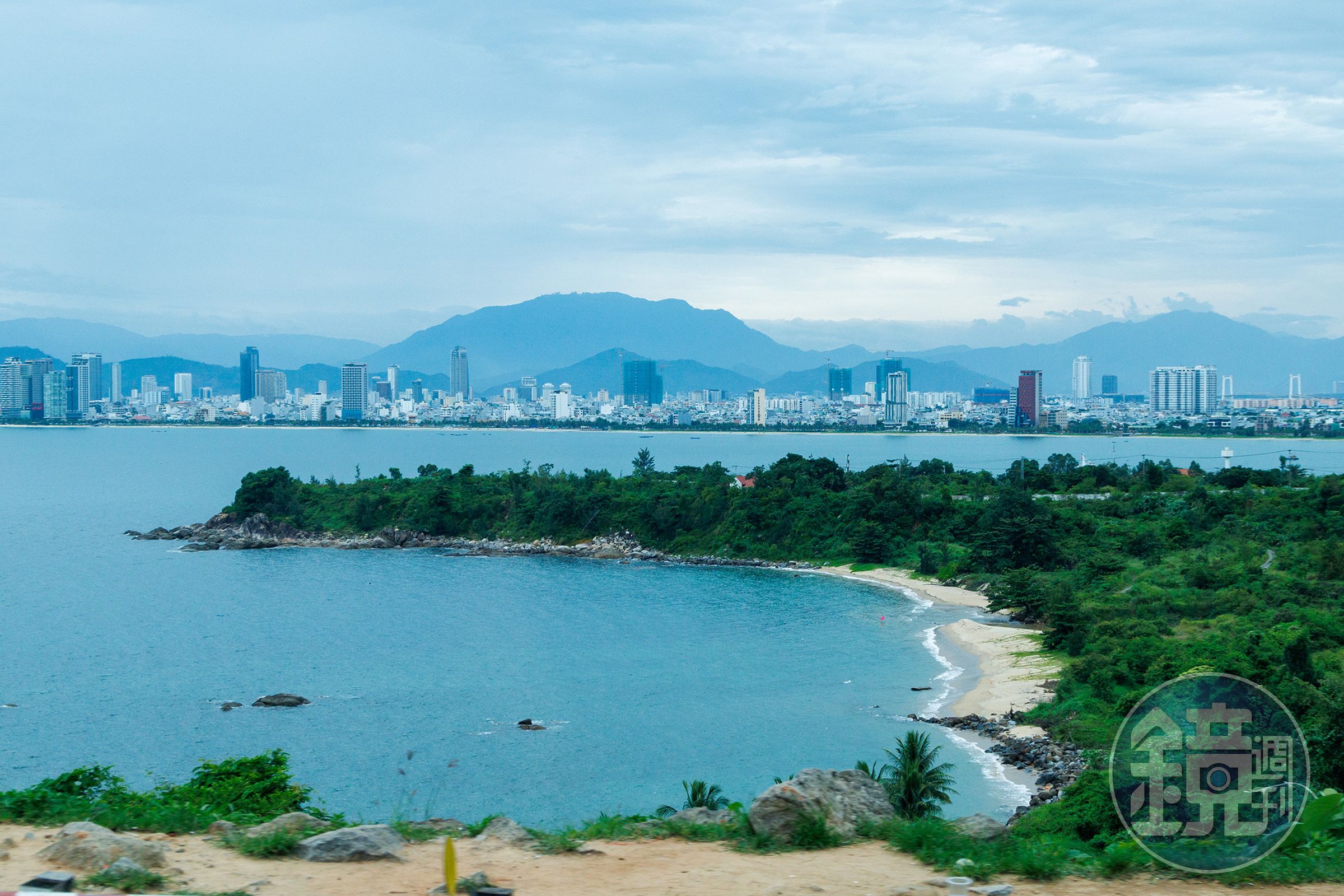 峴港是越南中部的海濱度假勝地,以狹長純淨的海岸線深受世界各地遊客歡迎。