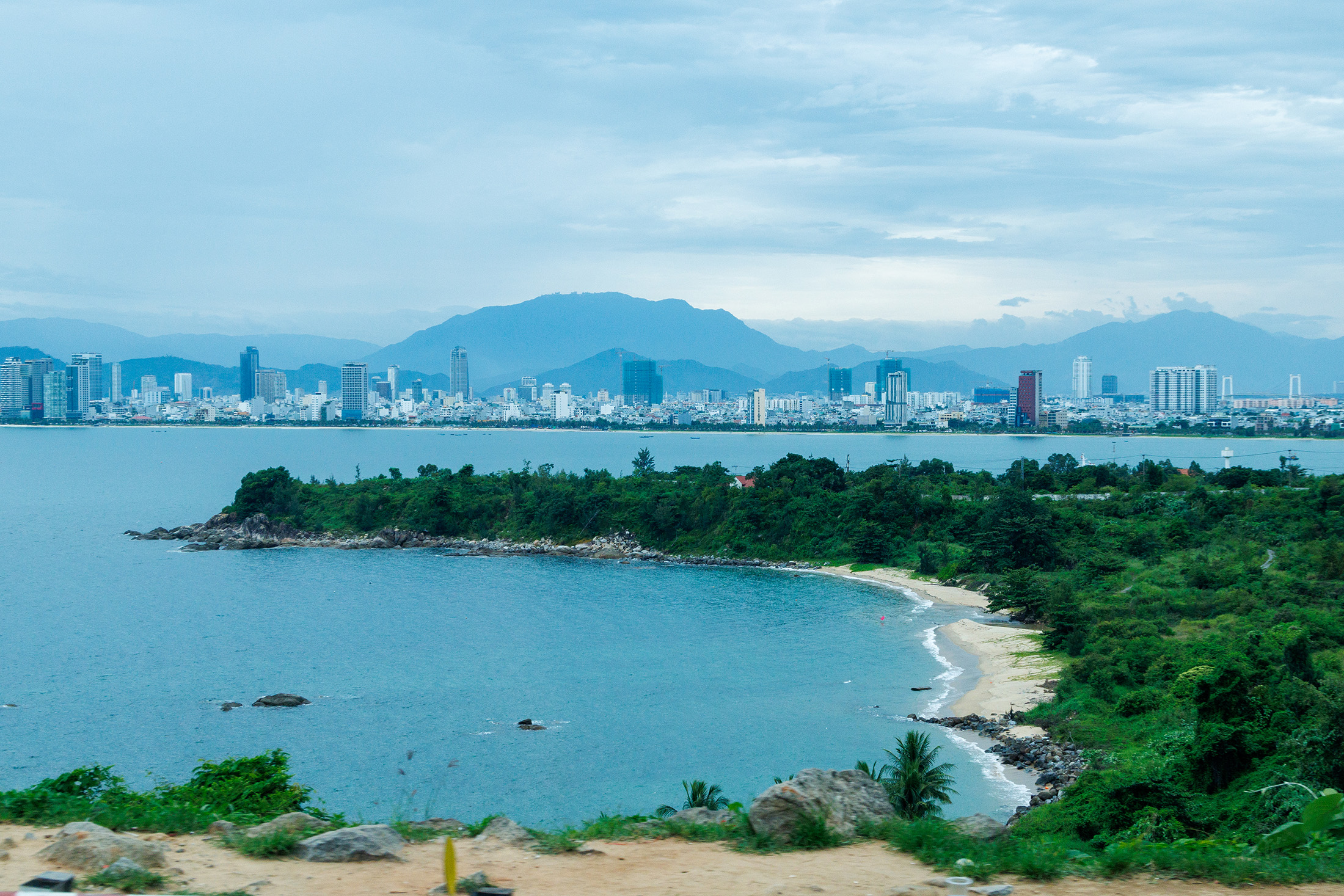 峴港是越南中部的海濱度假勝地,以狹長純淨的海岸線深受世界各地遊客歡迎。