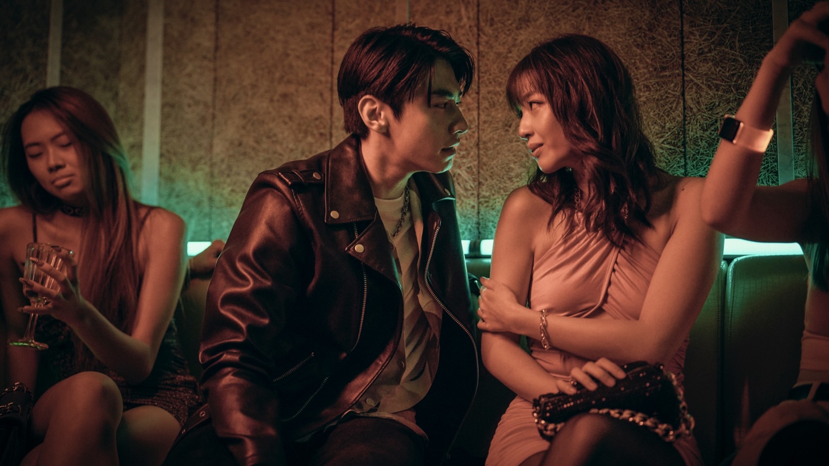 《死了一個娛樂女記者之後》以菜鳥女記者林姵亭（王渝萱 飾）在夜店極樂毒趴中離奇身亡為本劇開端。（鏡文學提供）