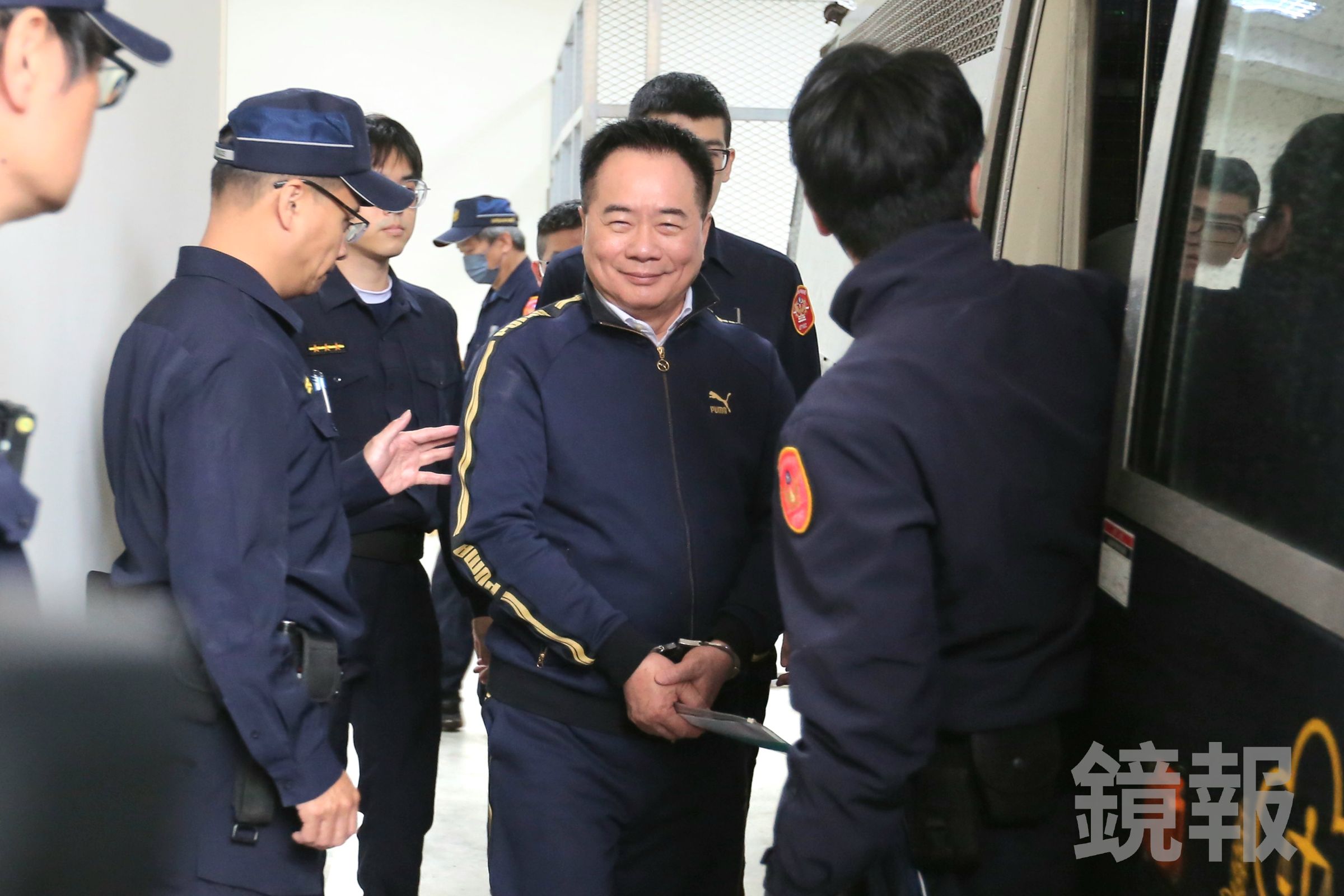 蔡正元已上銬走上囚車，全程面露微笑，被送往台北監獄服刑。（鏡報姜永年）