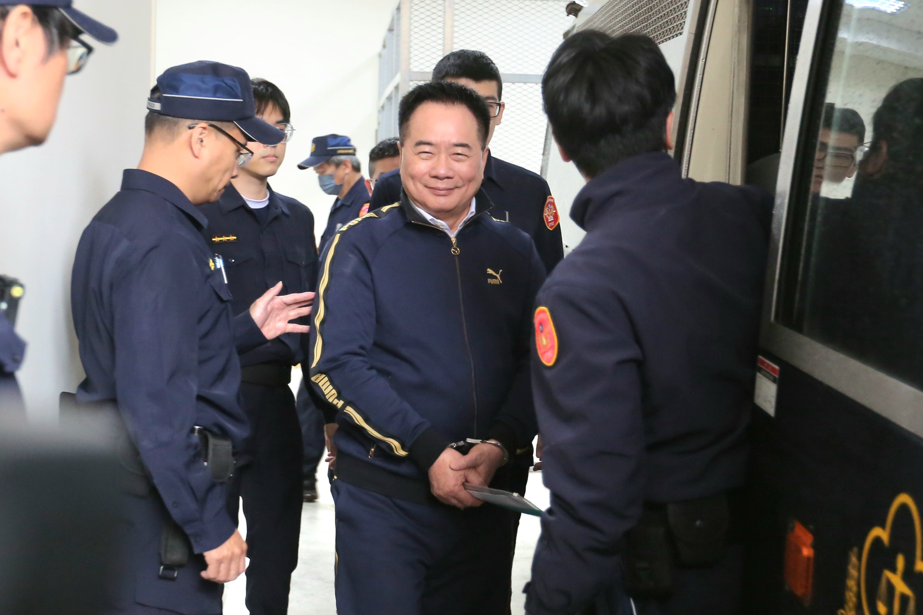 蔡正元已上銬走上囚車，全程面露微笑，被送往台北監獄服刑。（鏡報姜永年）