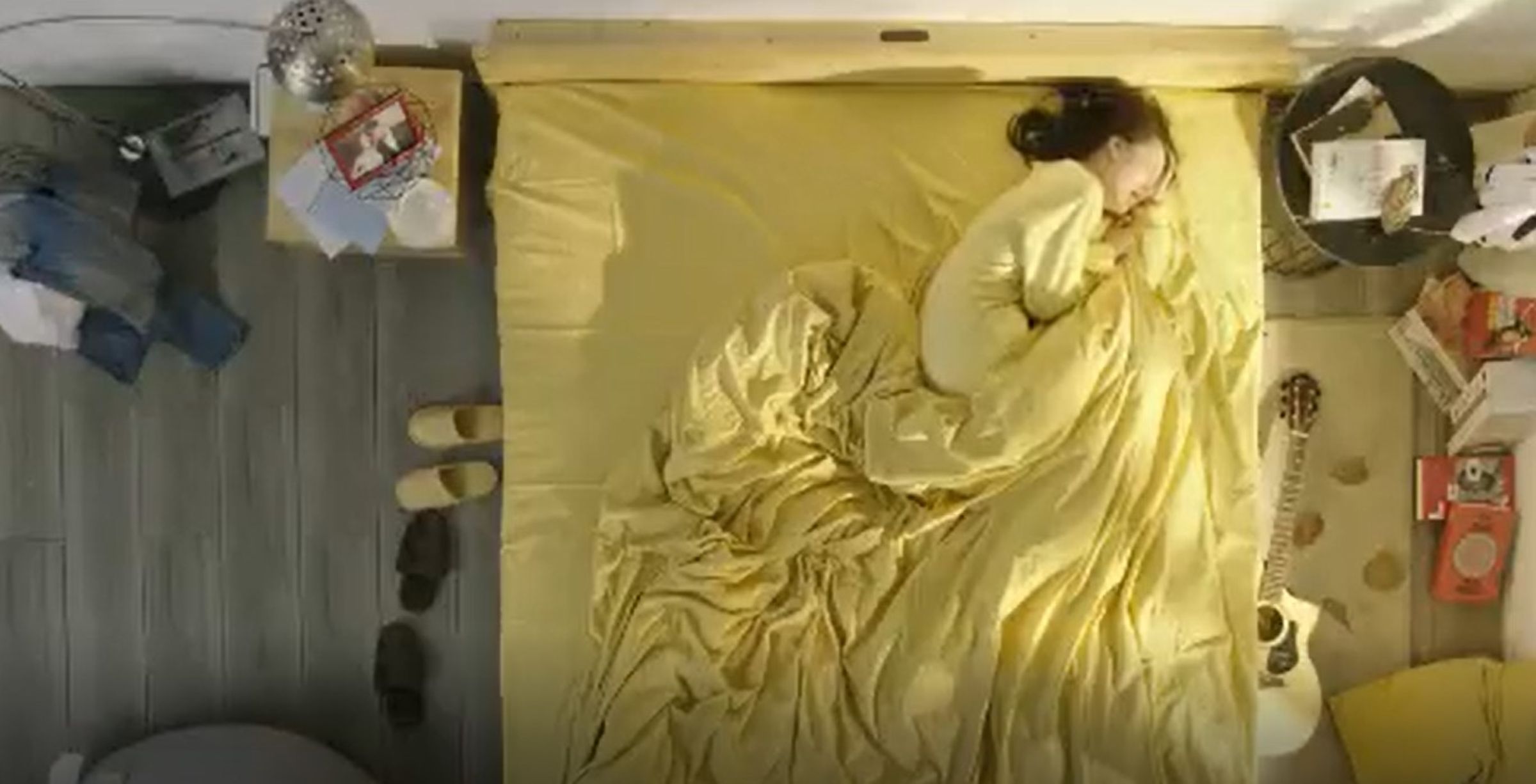 中國居家品牌2019年的寫實廣告雖沒有露點，仍因尺度過大遭到電商下架，隨著今年雙11購物節到來，影片再度引起中國網友討論。（翻攝自X）