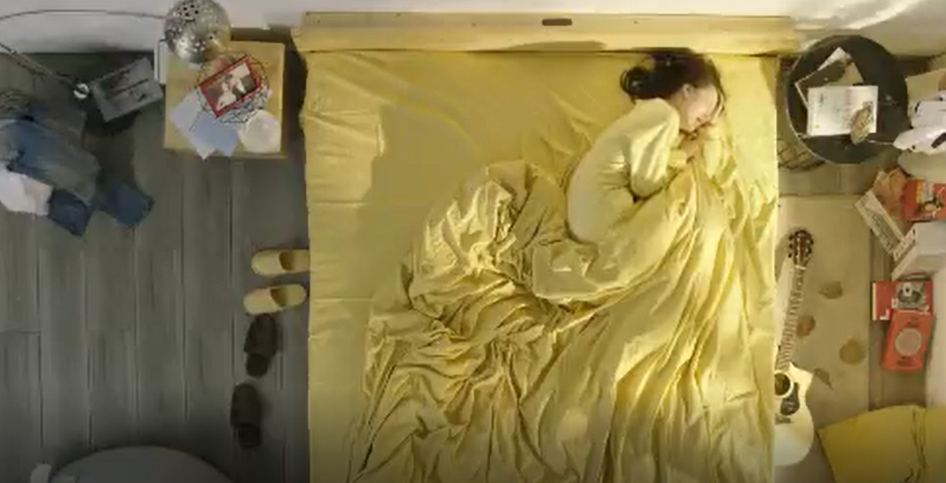 中國居家品牌2019年的寫實廣告雖沒有露點，仍因尺度過大遭到電商下架，隨著今年雙11購物節到來，影片再度引起中國網友討論。（翻攝自X）
