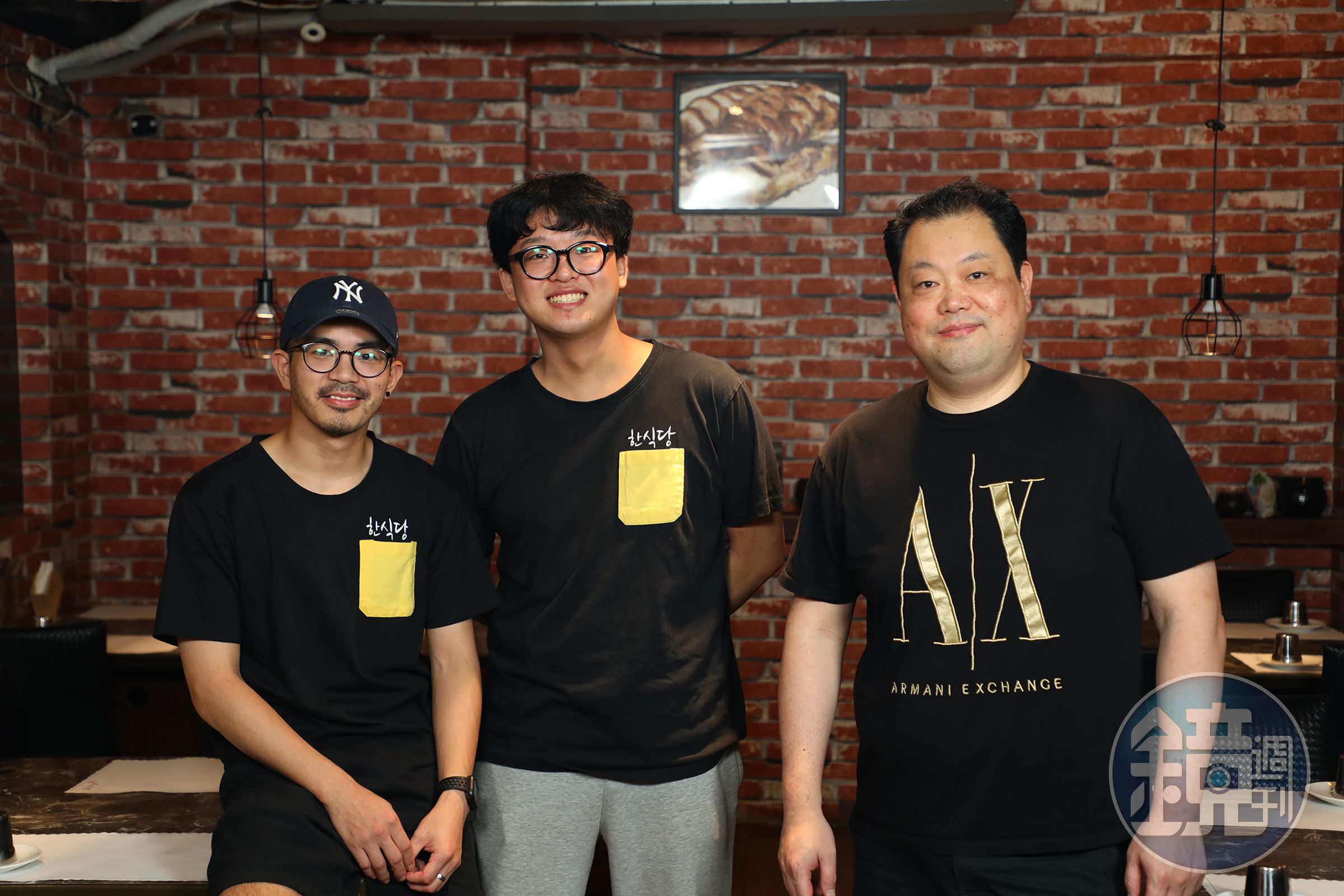 「韓食堂」老闆王相民(右)與員工一起為食客們端出有家鄉味的韓國家常料理。