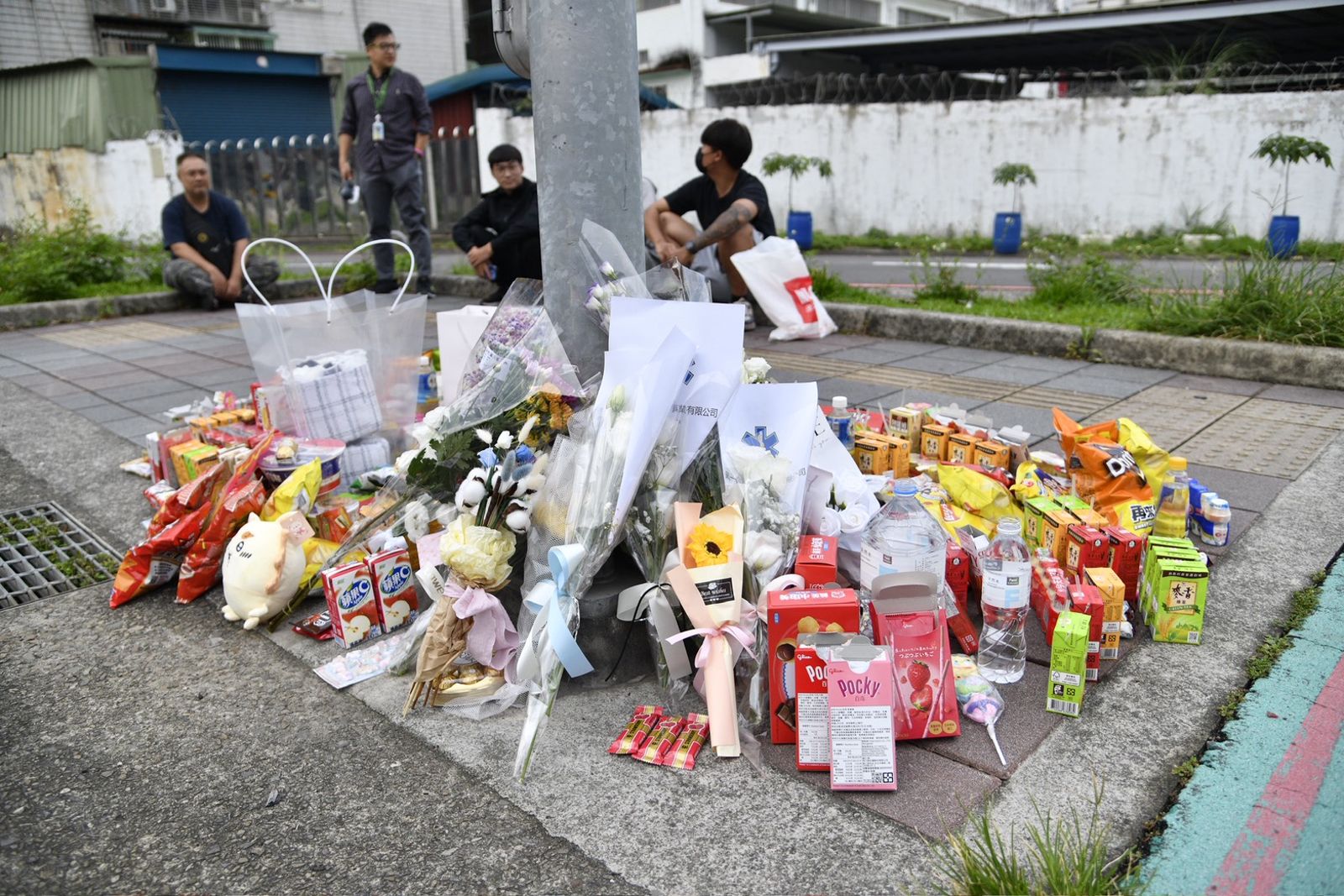 三峽北大國小外的重大車禍造成3死12傷，民眾來到事故現場為罹難者致哀。（鏡報新聞網提供）