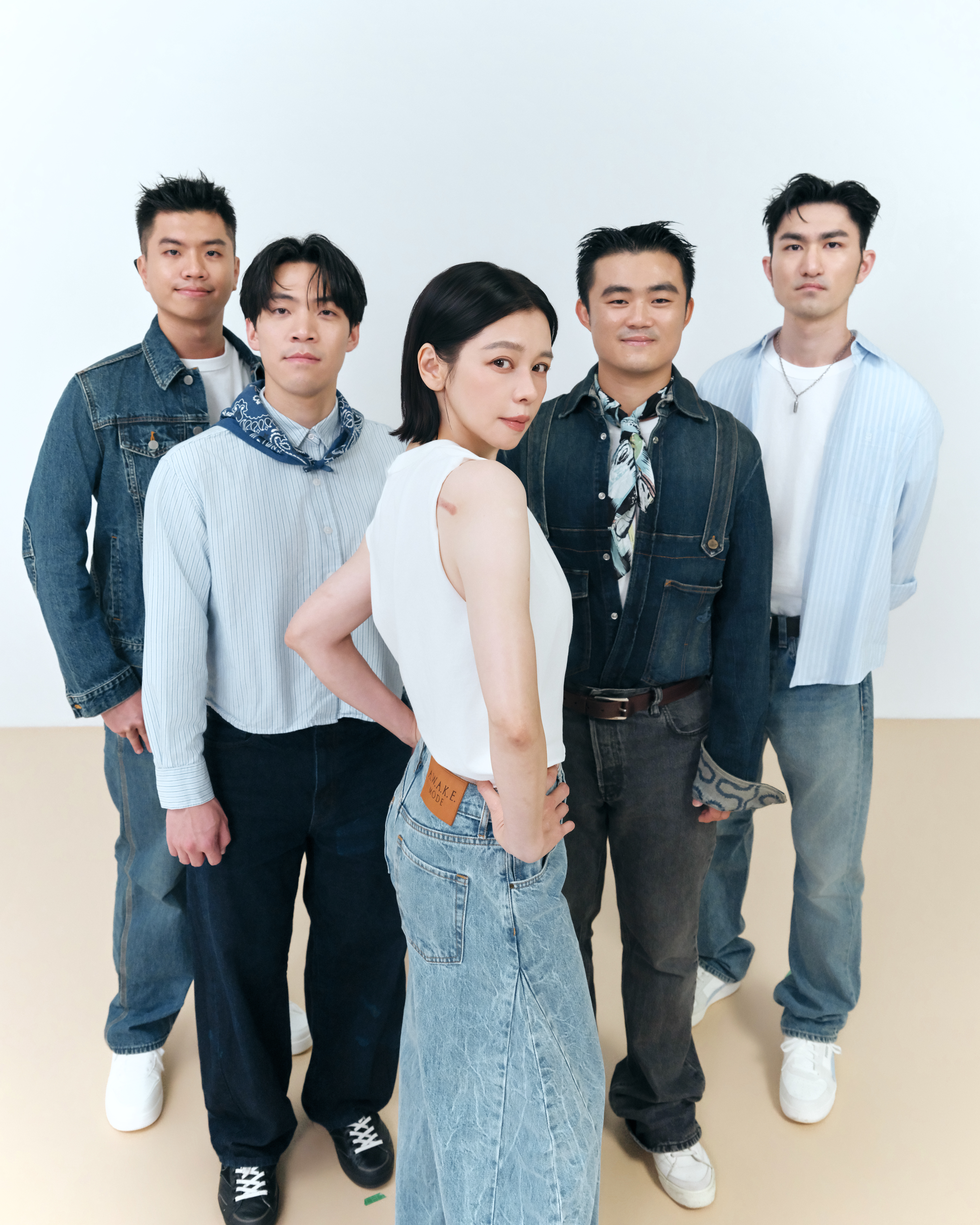 受到齊他顱顏青年的勇氣感召,徐若瑄在拍照前晚毅然決定將T恤改剪成背心入鏡,勇敢路出背上8公分疤痕。(羅慧夫顱顏基金會《看見改變》攝影展覽提供)