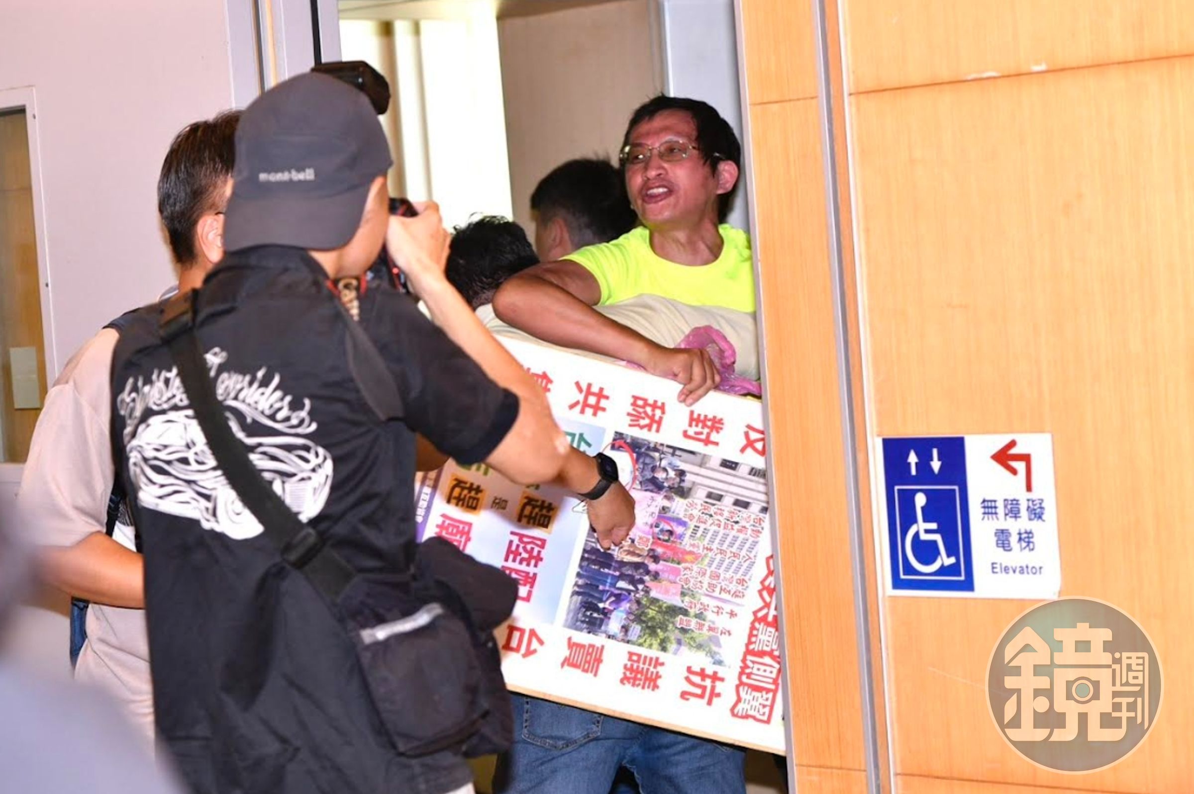 趙少康致詞有男子到場抗議。（鏡報新聞網提供）