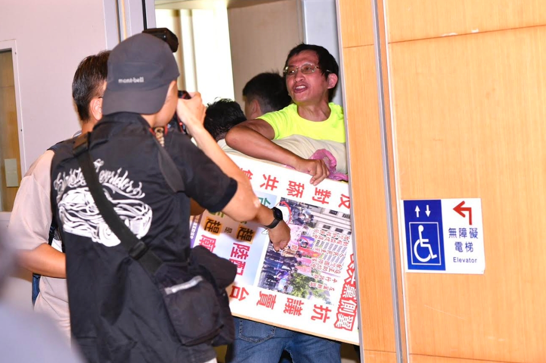 趙少康致詞有男子到場抗議。（鏡報新聞網提供）