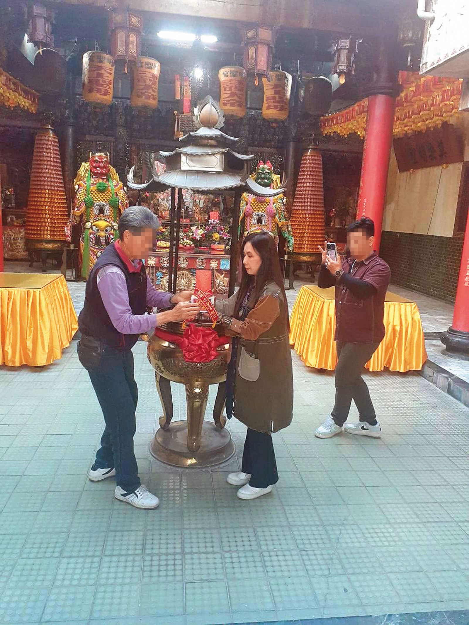 陳苡孋（中）2024年在彰化花壇白沙坑明聖宮擲筊，分靈迎回「武駕聖母」，右後方蔡姓男子是近日深受討論的合夥人之一。（翻攝自彰化花壇白沙坑明聖宮臉書）
