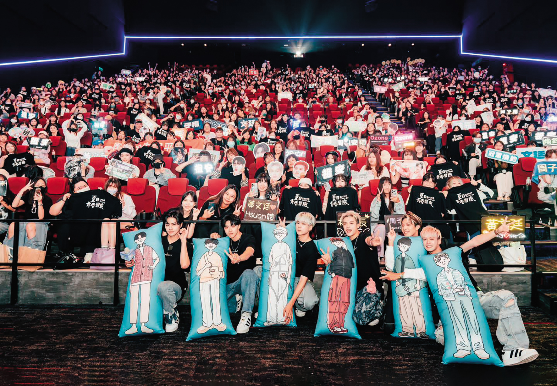 Ozone今年10月於國賓大戲院舉行千人首映會，節目為團員打造人型公仔，製成抱枕等周邊商品吸引粉絲。（寬想國際娛樂提供）