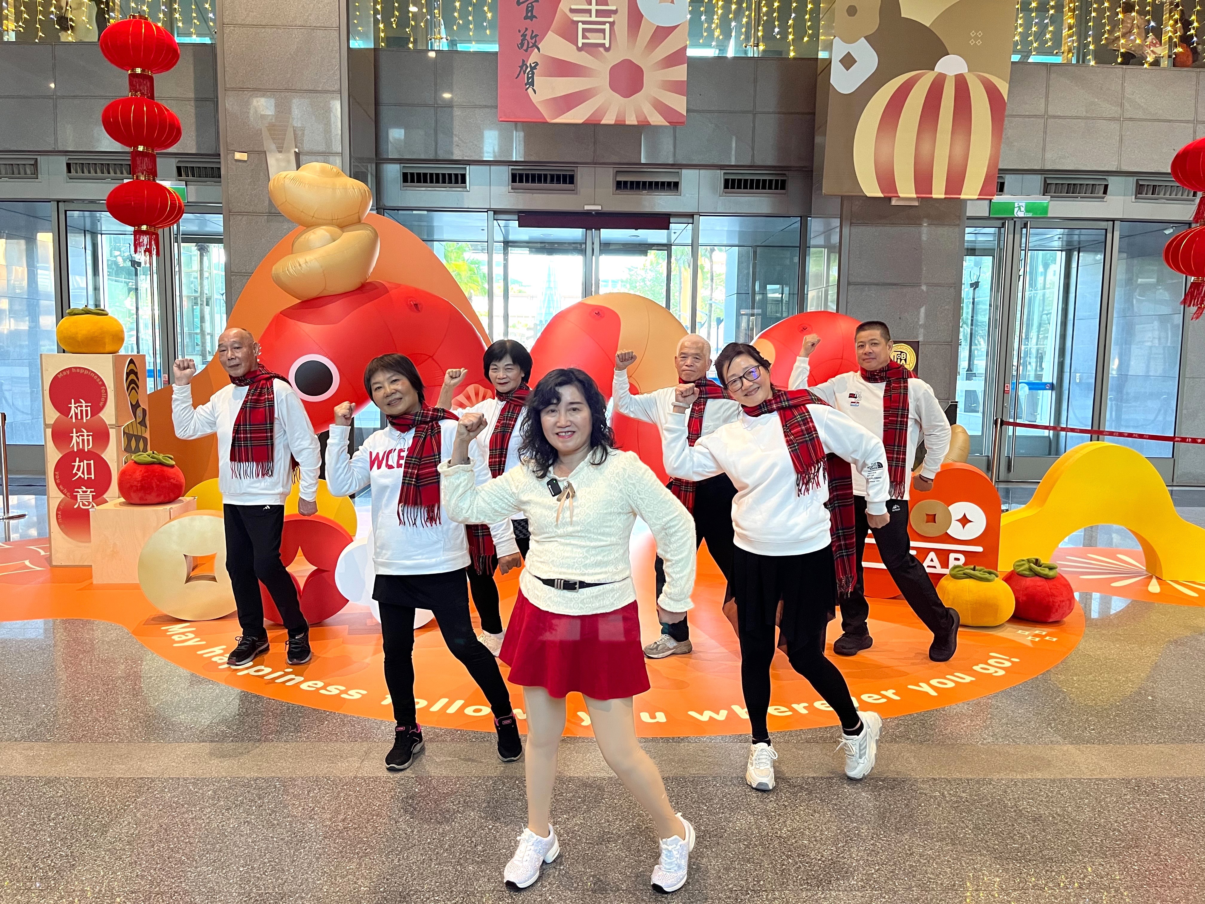 新北社會局邀請有網路流量密碼的「美鳳老師」（中）與社區據點的動健康老師嗨跳當紅歌曲APT.。（新北社會局提供）