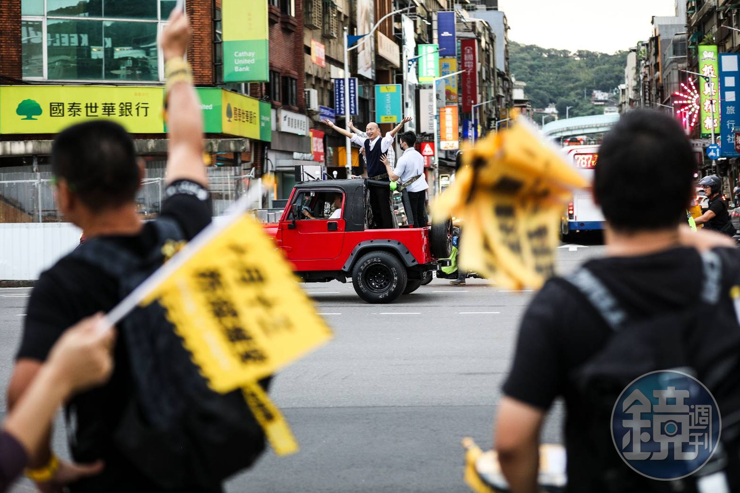拆樑團體與韓國瑜、謝國樑相隔一個馬路,互別苗頭。