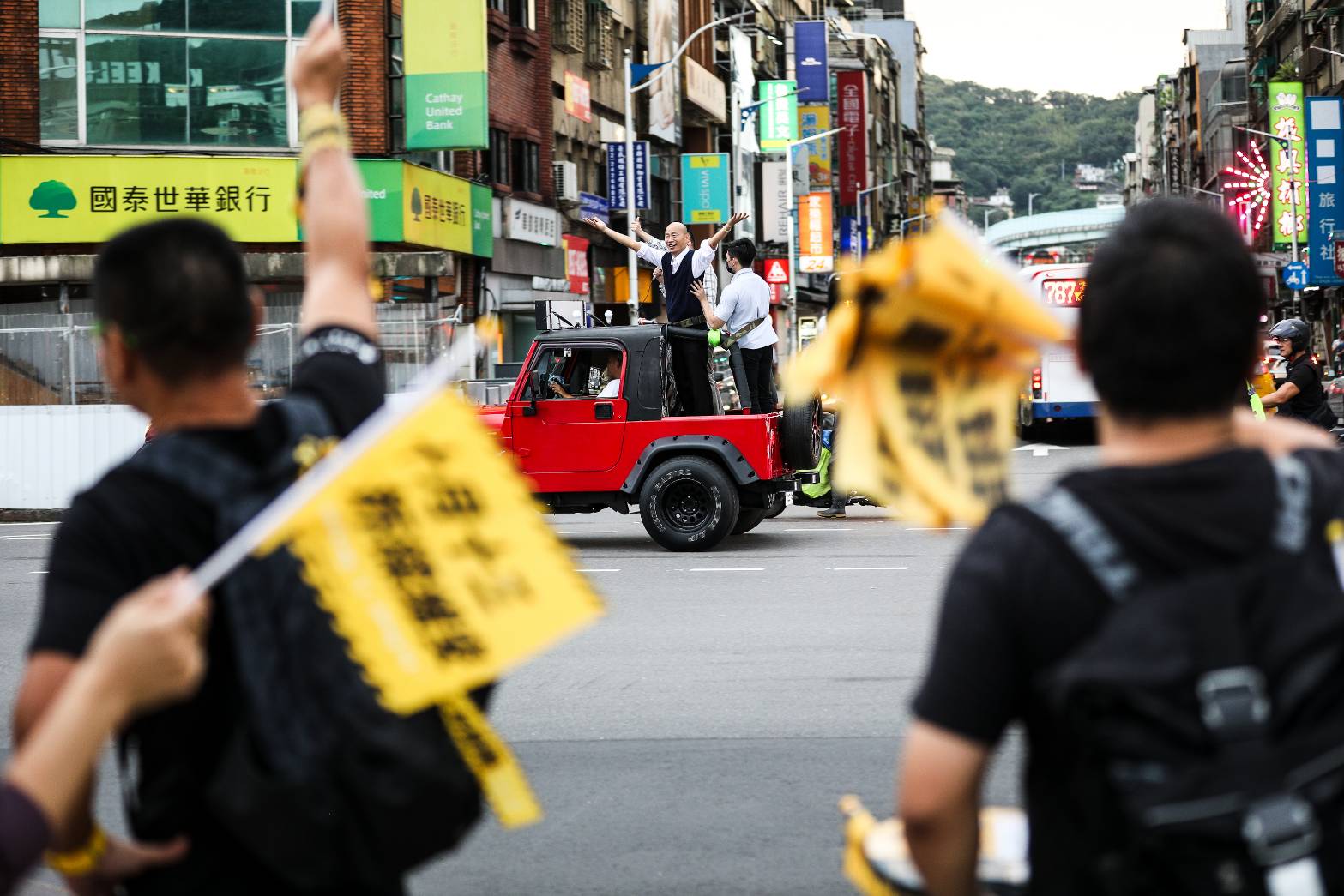 拆樑團體與韓國瑜、謝國樑相隔一個馬路，互別苗頭。