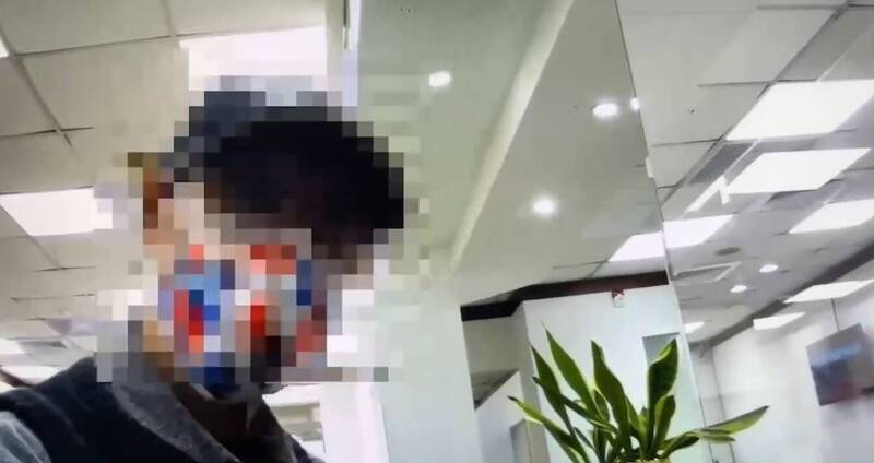 警方勸說談姓老翁，最後成功阻詐。（翻攝畫面）