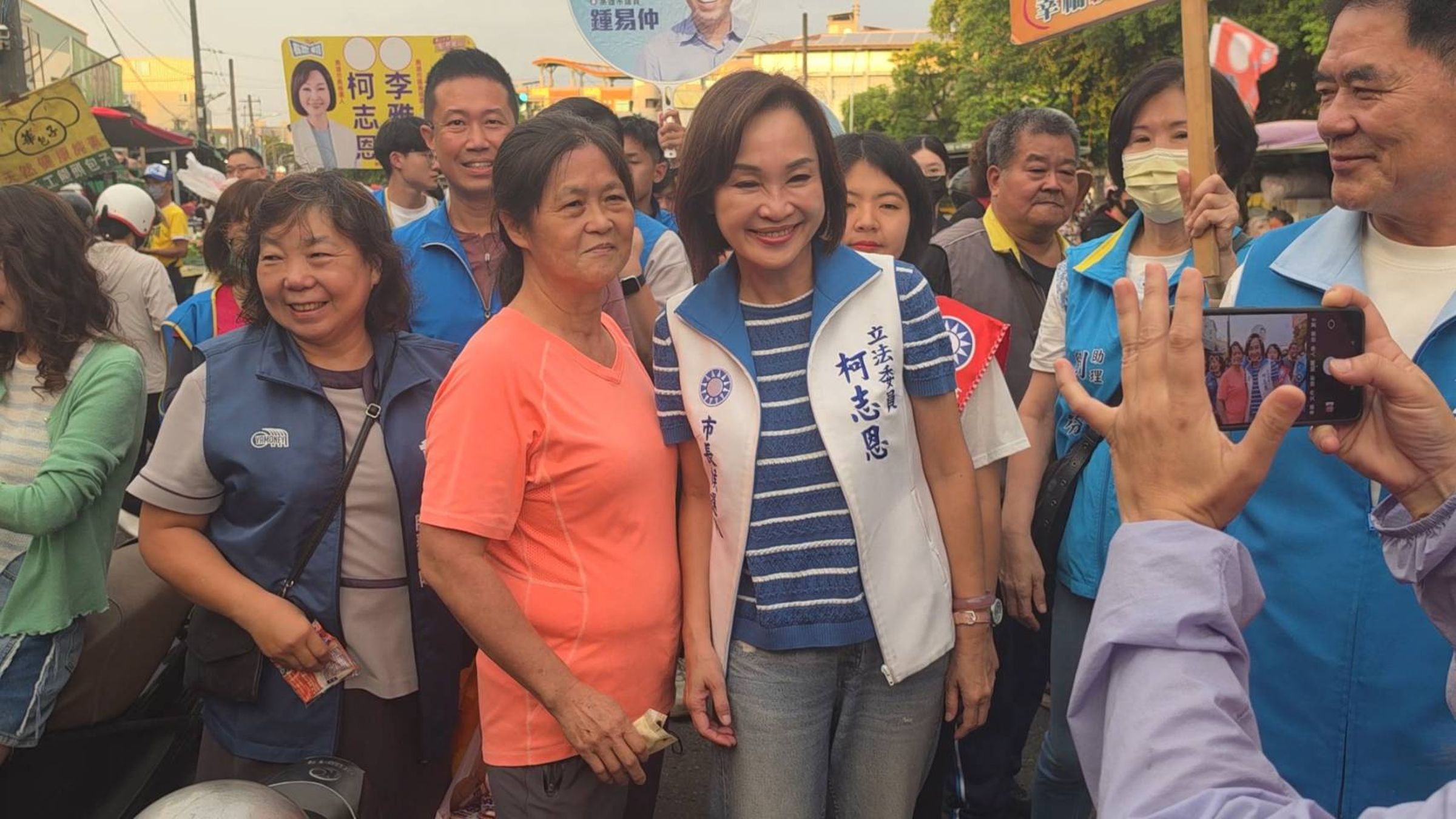 柯志恩在黨籍市議員及在地里長陪同下,前往高雄鳳西黃昏市場掃街拜票,與攤商及採買民眾握手問好。