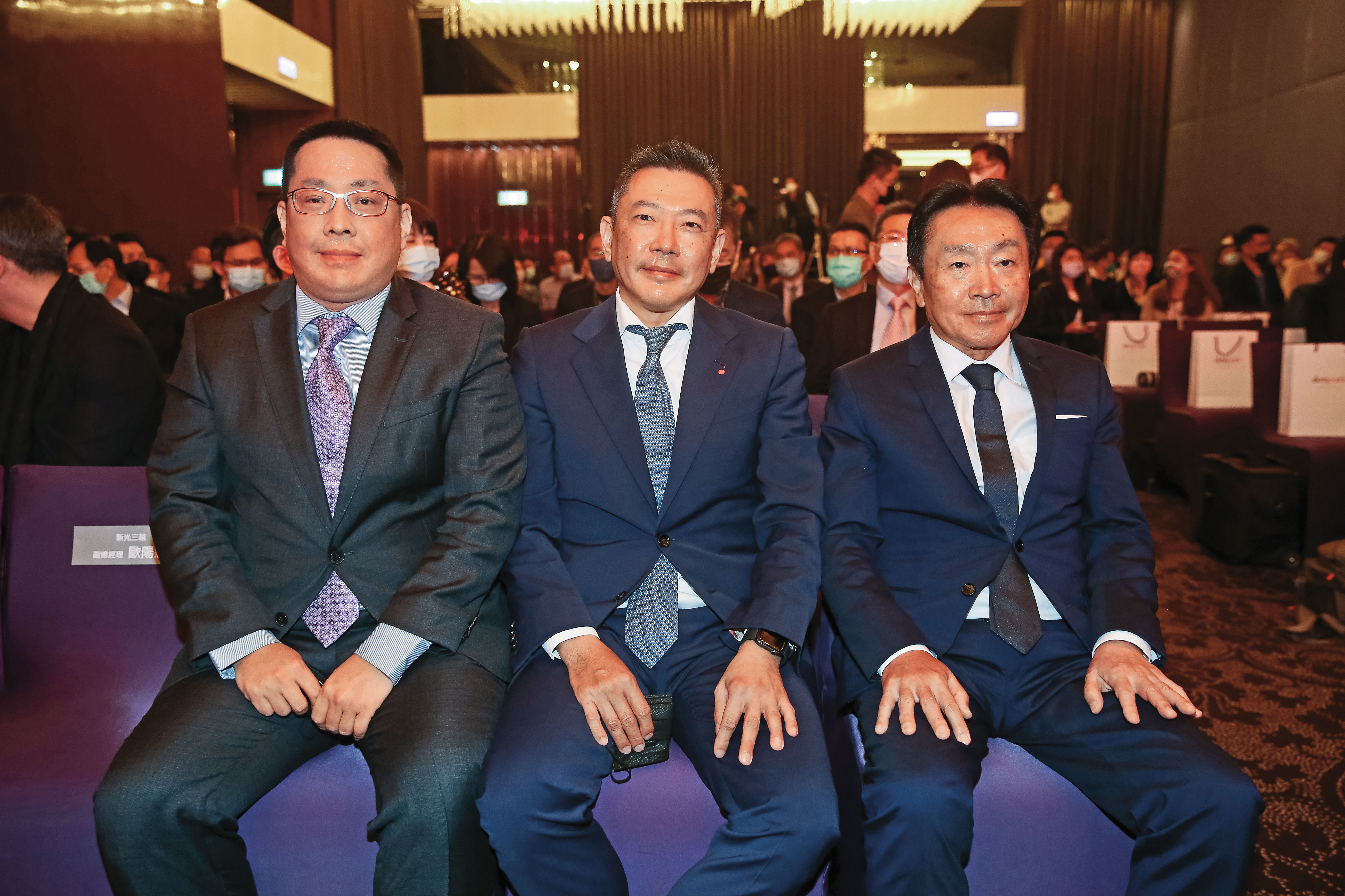 新光三越過去一向由吳東興家族和日方共治，經營績效亮眼。