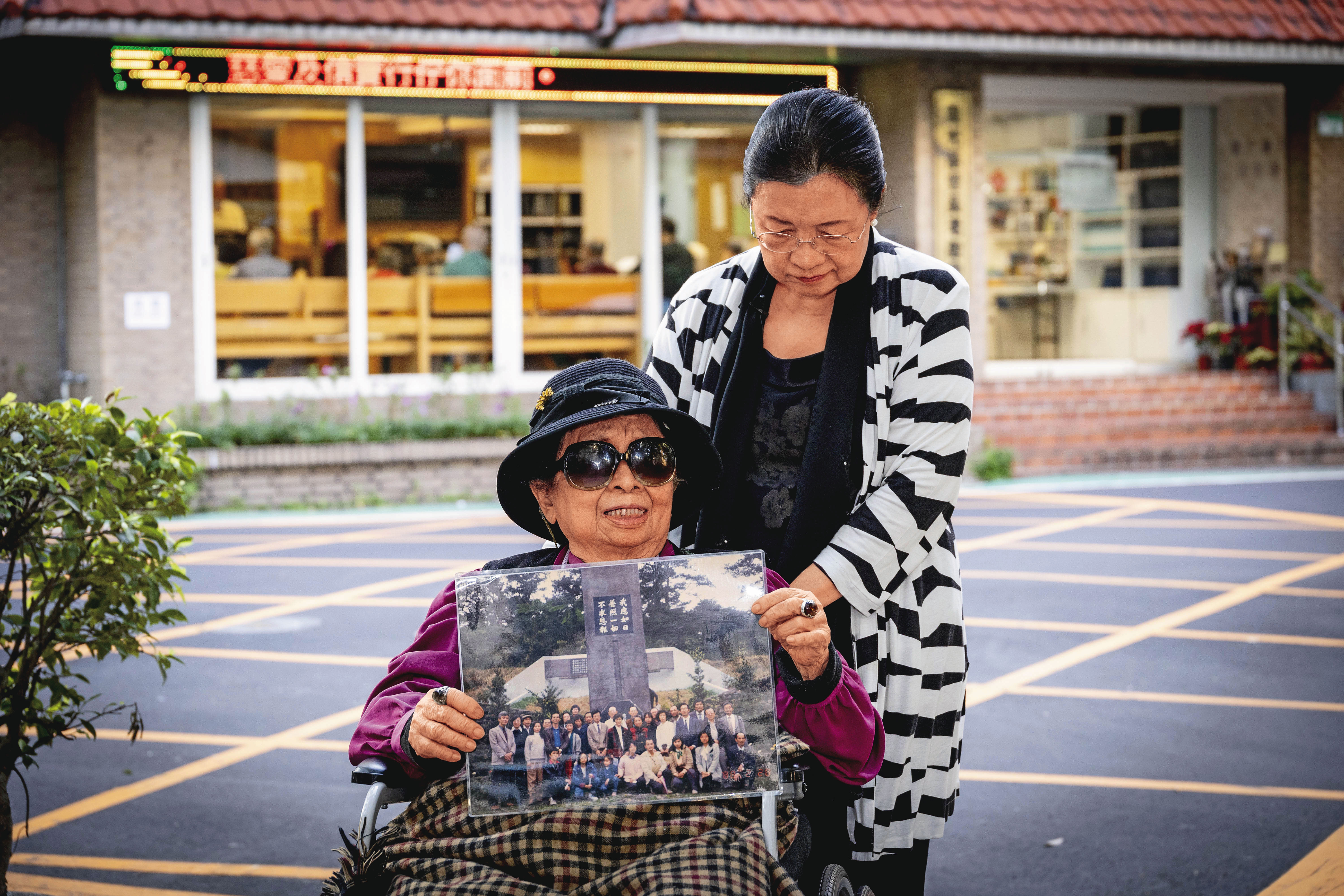 田孟淑(前)隨身攜帶大量資料與照片,受訪這天,她帶著「1988.2.28(林宅血案)8週年追思」大合照。