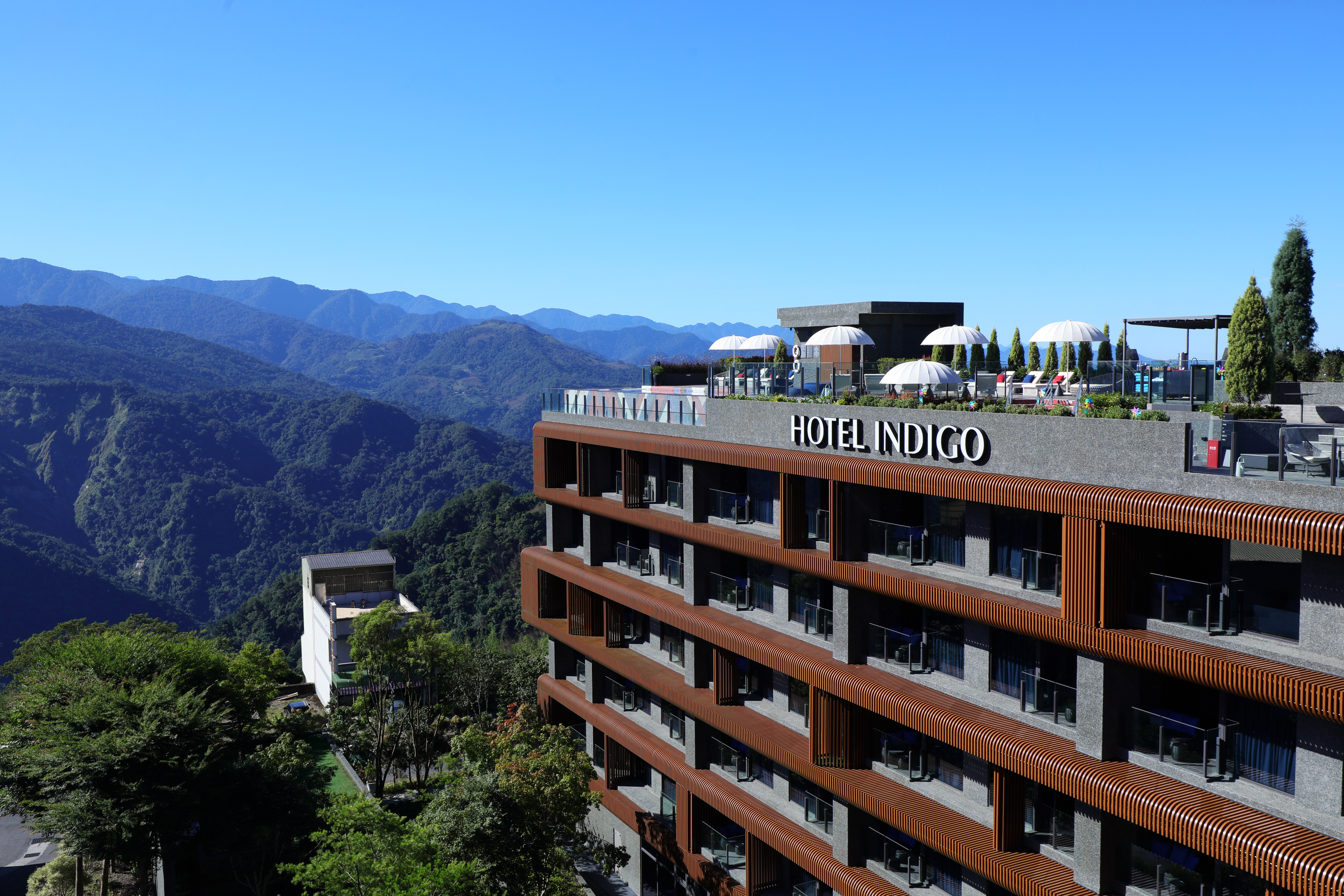 全台最高的國際五星級酒店「阿里山英迪格酒店」，海拔高度約1,280公尺。