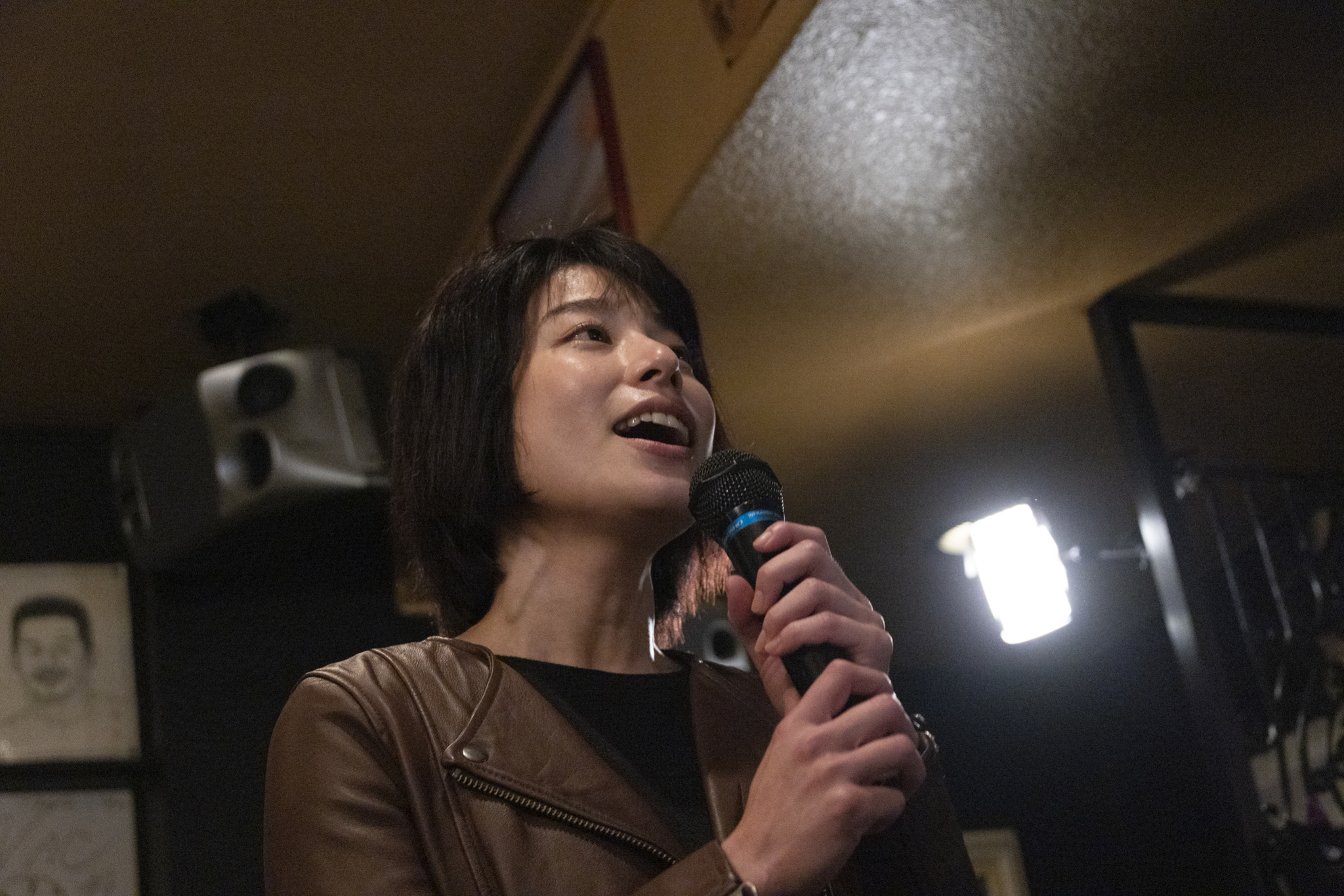 佐藤穗奈美片中演唱山口百惠的歌曲《再見的彼端》，呼應著她的心聲和處境。（中影國際提供）