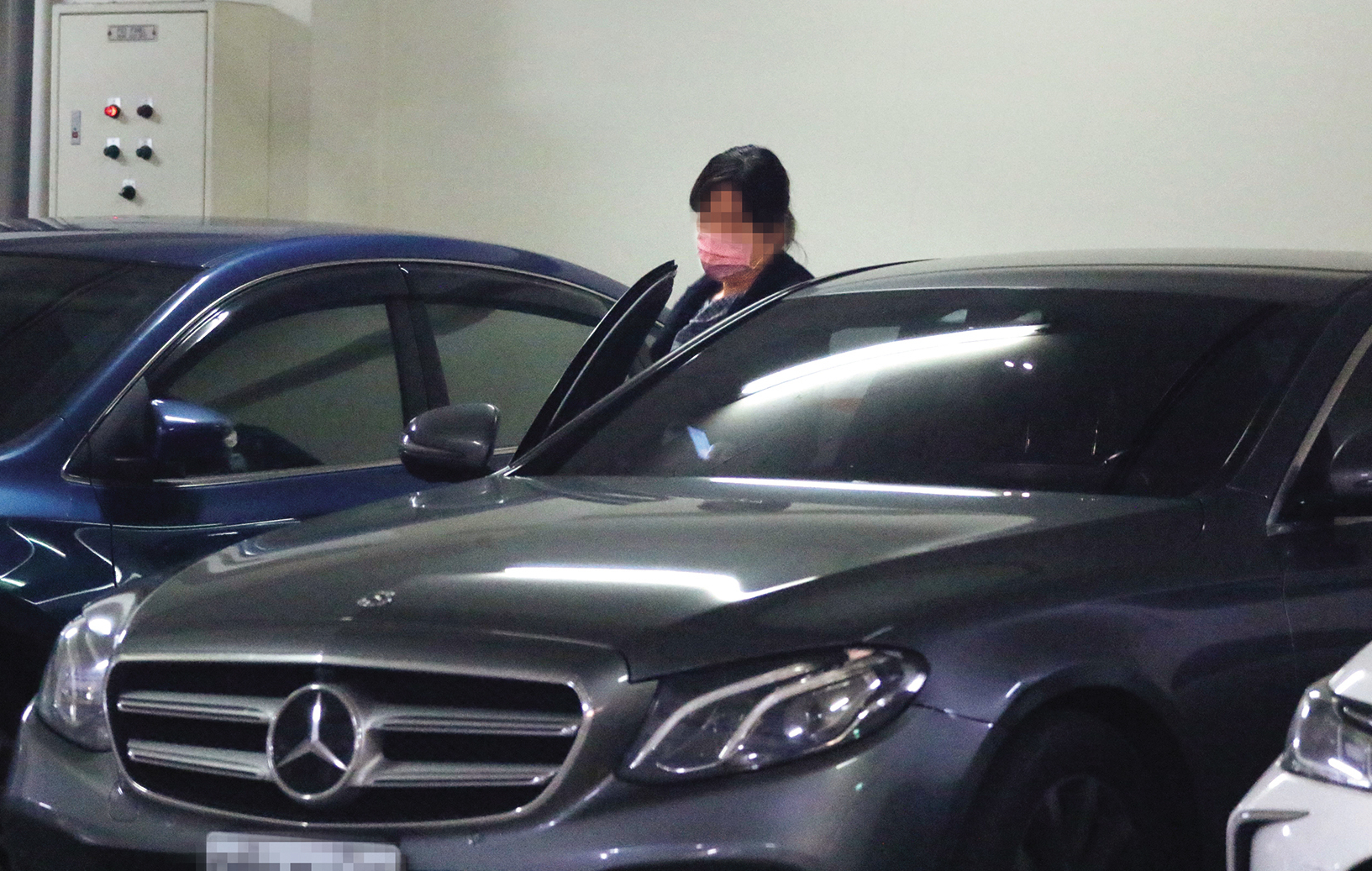 6月25日19：03，江坤俊異性緣不錯，女祕書上了他的車，也是副駕的位置，兩人要去吃晚餐。