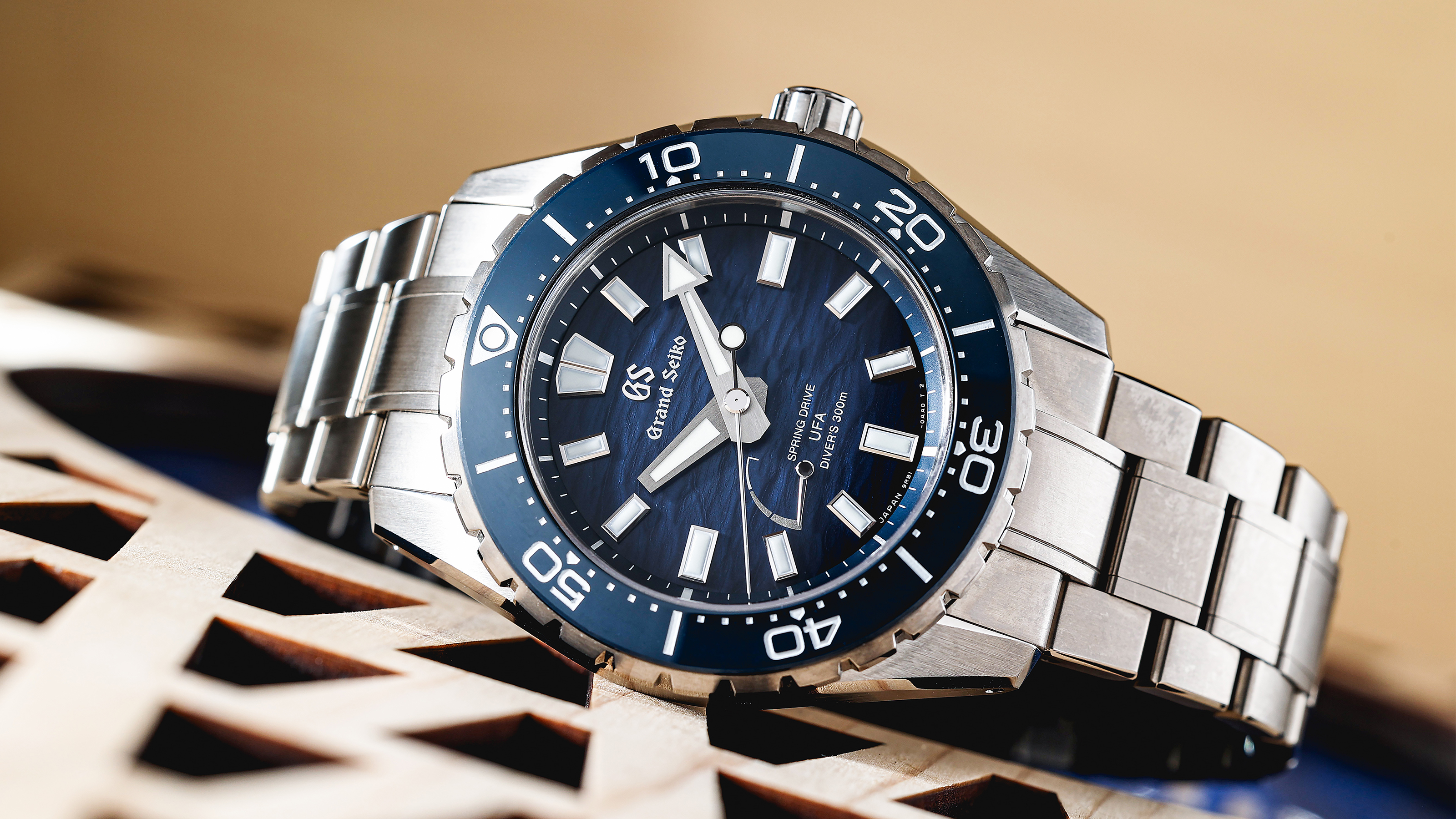 GRAND SEIKO Evolution 9 Spring Drive U.F.A. Diver Ushio 300｜SLGB023／錶徑40.8mm／白鈦材質／時、分、秒、動力儲存指示／9RB1 Spring Drive自動上鍊機芯／動力儲存約72小時／防水300米／定價NT$330,000 