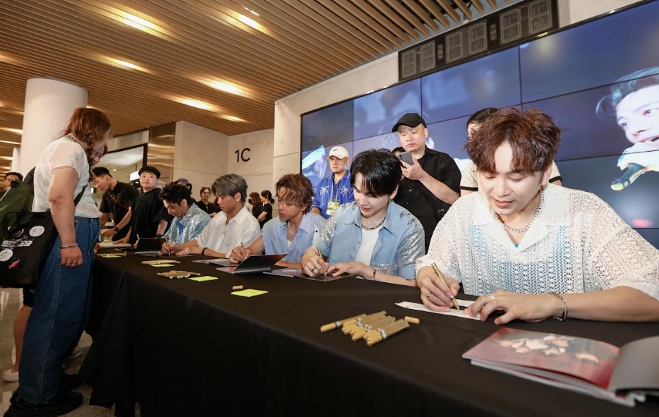 「最殺唱跳男團」Energy簽唱會簽到凌晨2點也不喊累。（相信音樂提供）