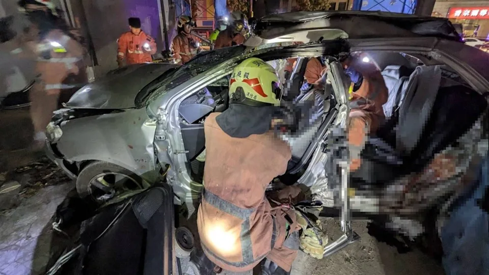 新竹市經國路二段工地凌晨遭車輛猛撞，車體嚴重毀損，消防人員利用破壞工具救出受困乘客。（翻攝畫面）