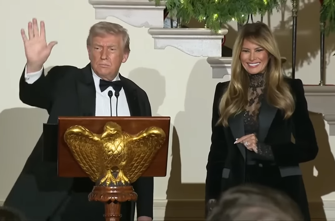 梅蘭妮亞與川普出席白宮舞會，穿黑色透視裝，低調性感。（翻攝Fox News YouTube頻道）