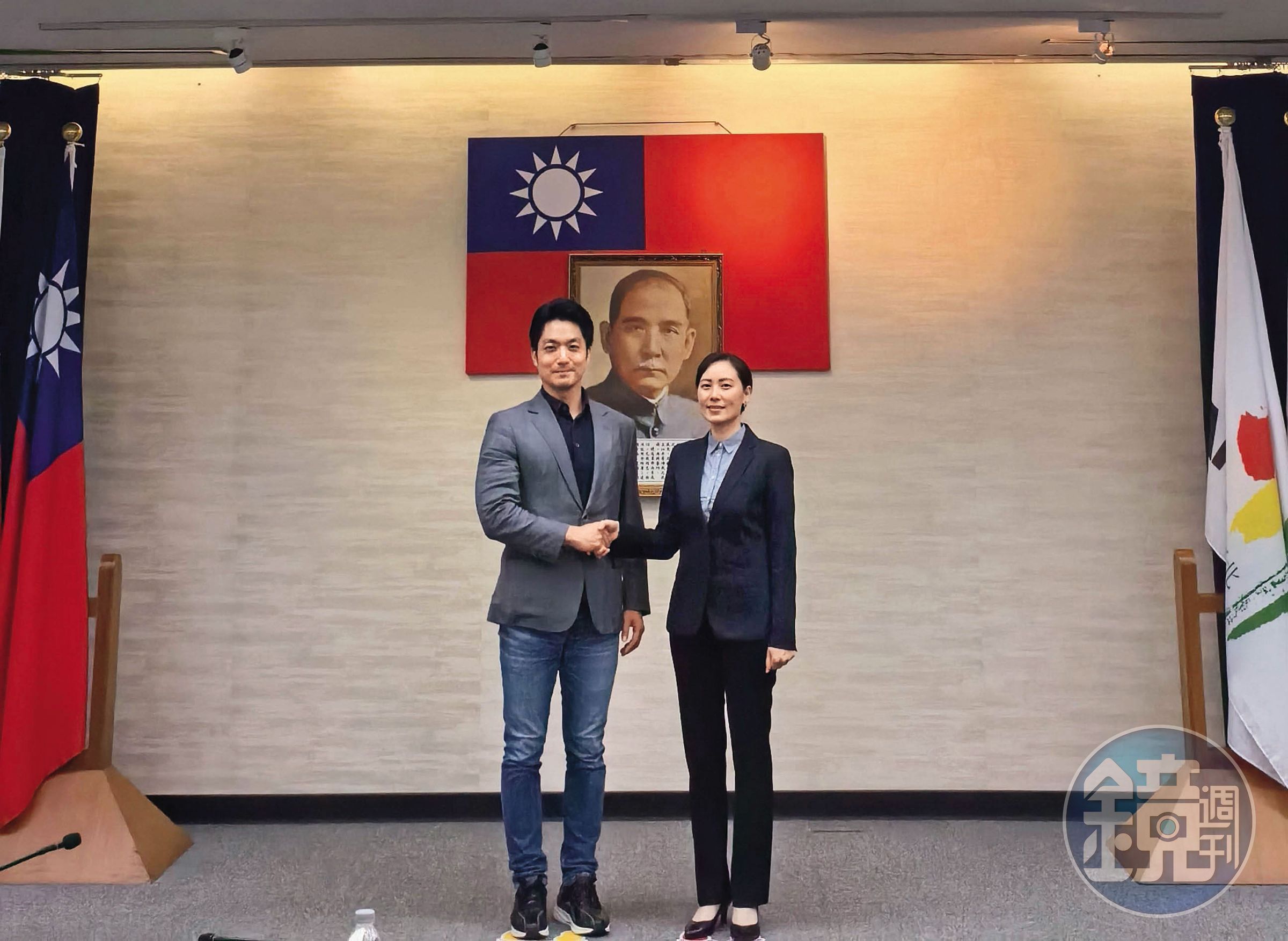 錢女(右)找台北市長蔣萬安(左)合影,讓外界以為她人脈雄厚。(讀者提供)