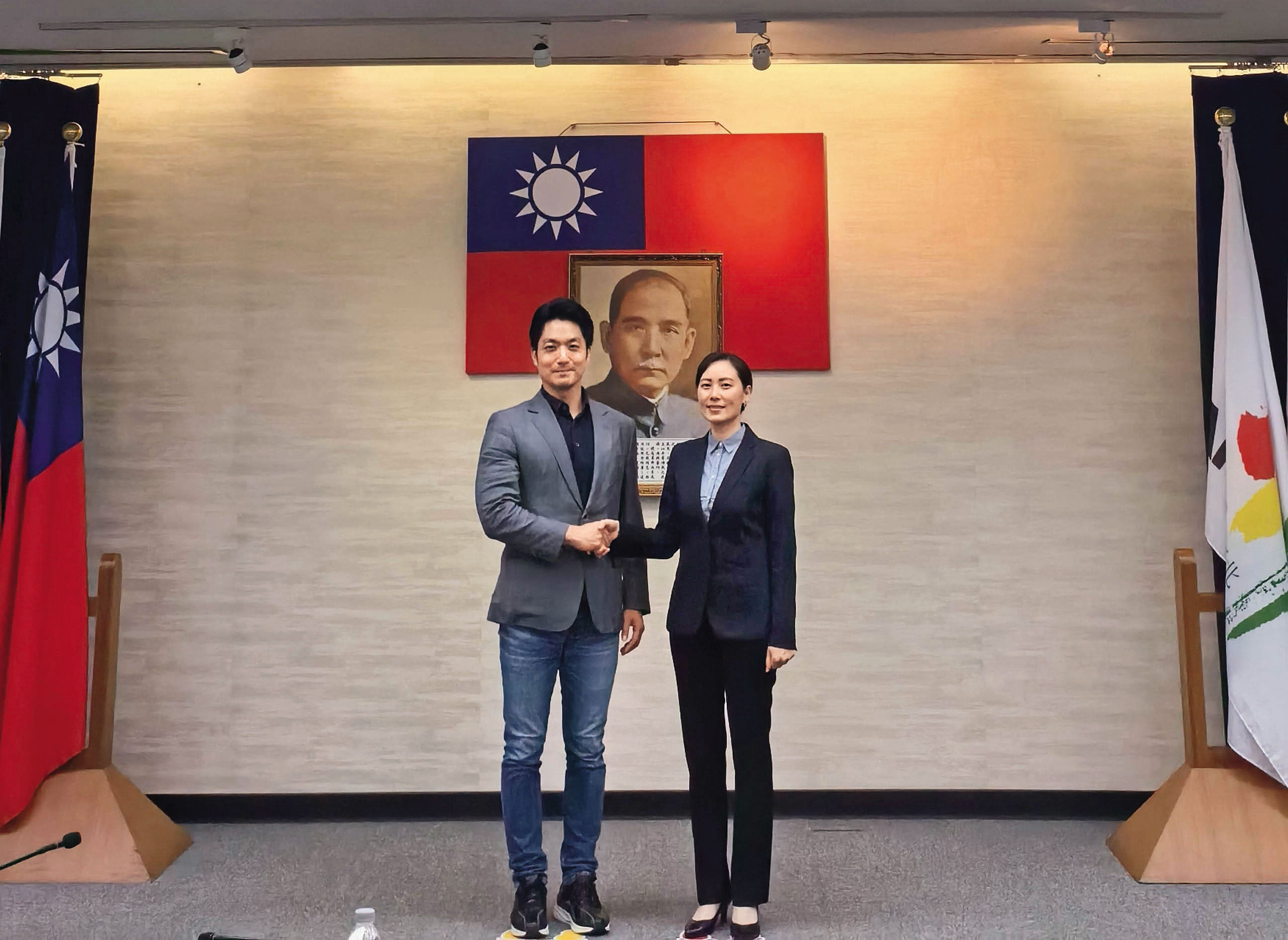 錢女（右）找台北市長蔣萬安（左）合影，讓外界以為她人脈雄厚。（讀者提供）