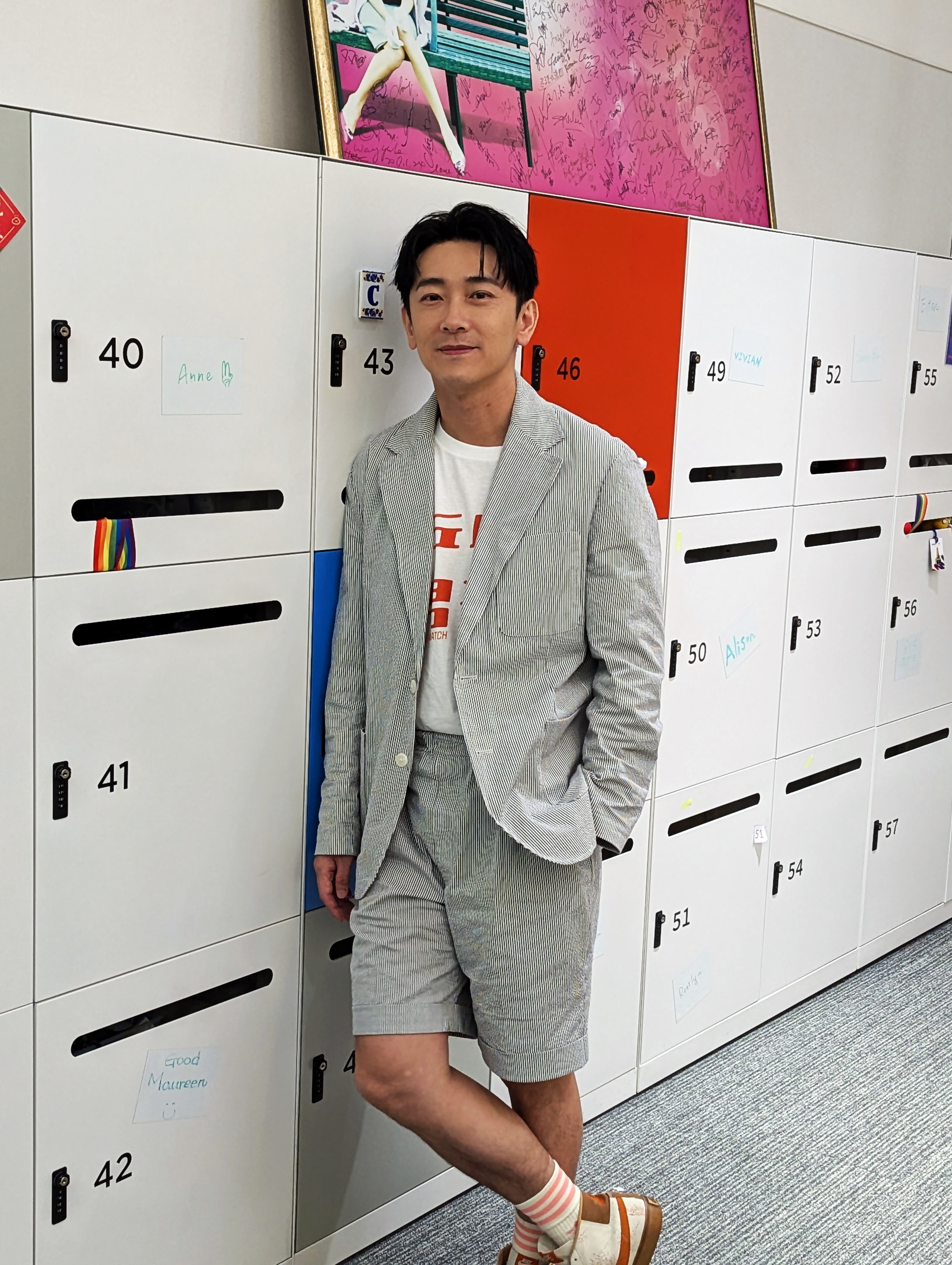 在片場施名帥是「孩子王」,帶著小演員們一起玩,搞到劇組其他工作人員都受不了他。