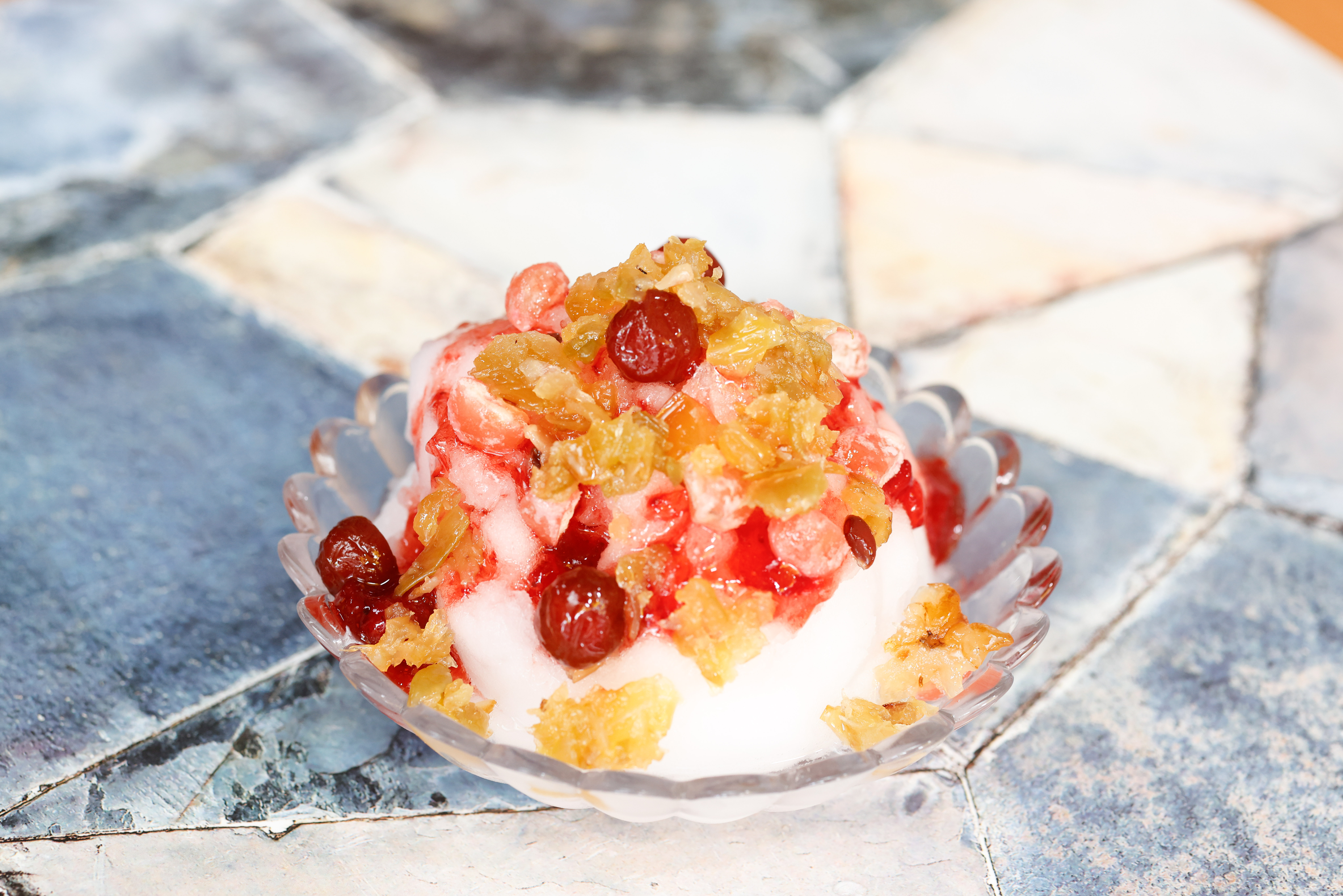 古早味四菓冰加入楊桃乾、葡萄乾、甜大豆等配料，繽紛色彩令人食指大動。（攝影／杭大鵬）