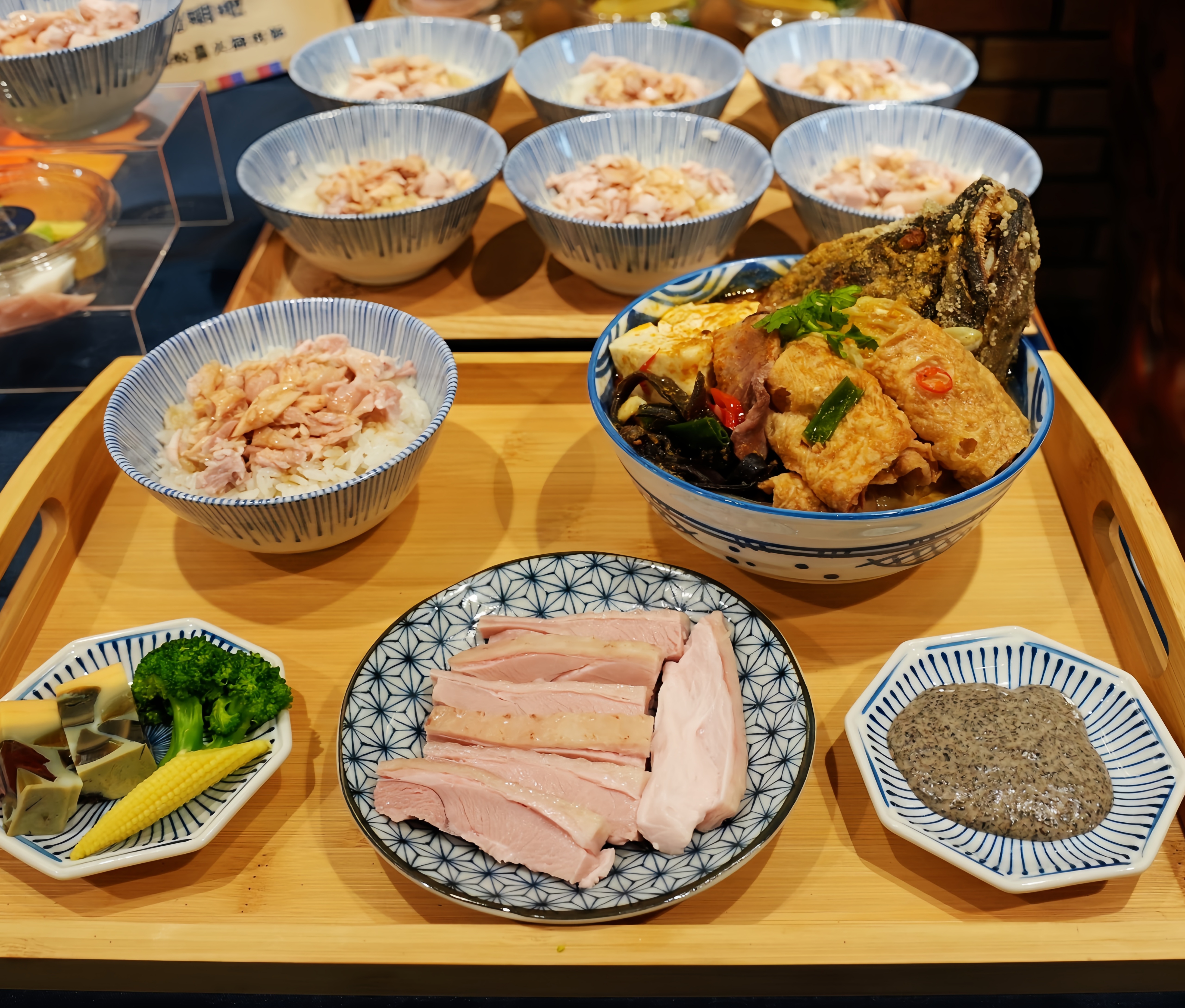 「聰明吧 Tshong Bing BAR」將傳統雞肉飯加入西方食材，升級變身為「聰明松露火雞肉飯」。（林聰明沙鍋魚頭提供）