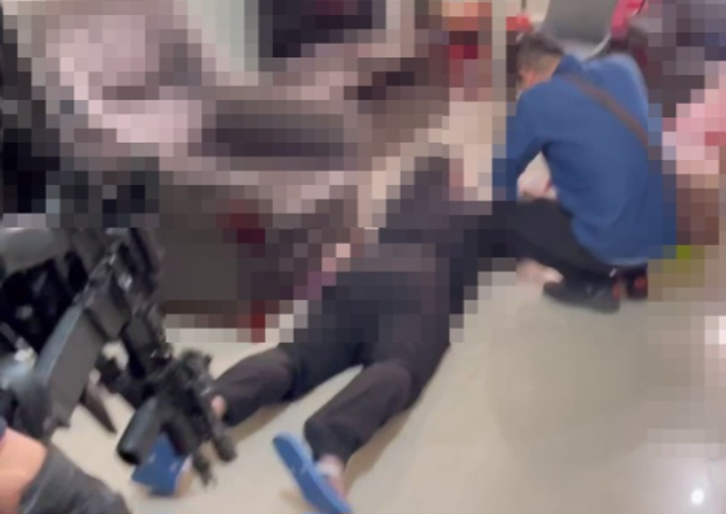 警方壓制共犯。（翻攝畫面）