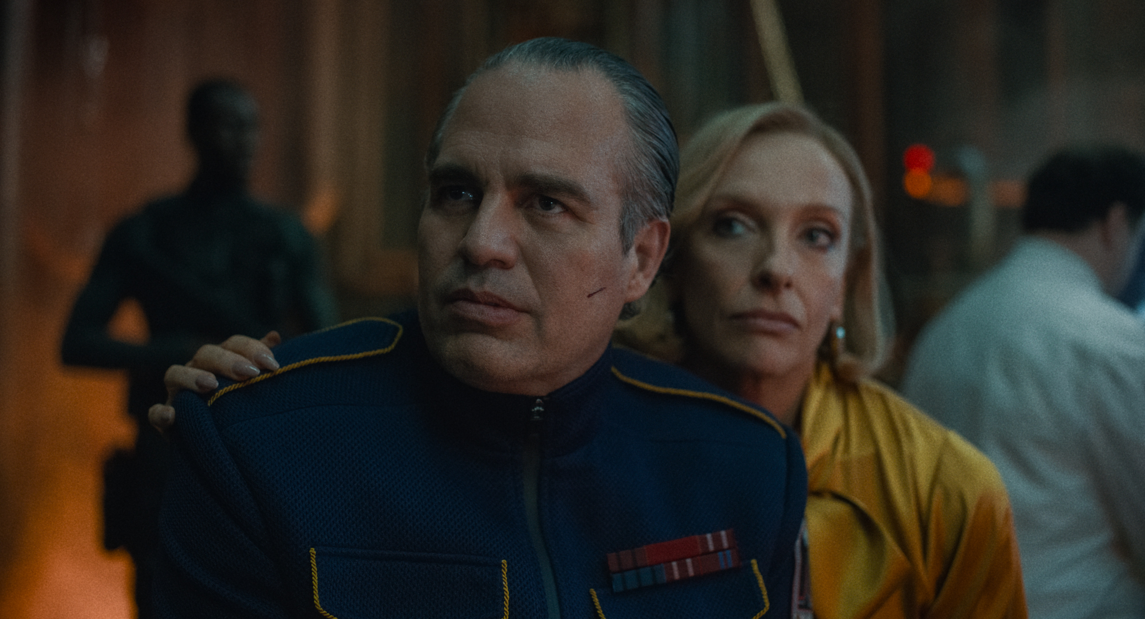 馬克魯法洛（左）與東妮克莉蒂在《米奇17號》一搭一唱，幹盡各種壞事，甚至有一幕變成了橘色皮膚，讓人聯想是不是在偷臭川普。（華納兄弟提供）