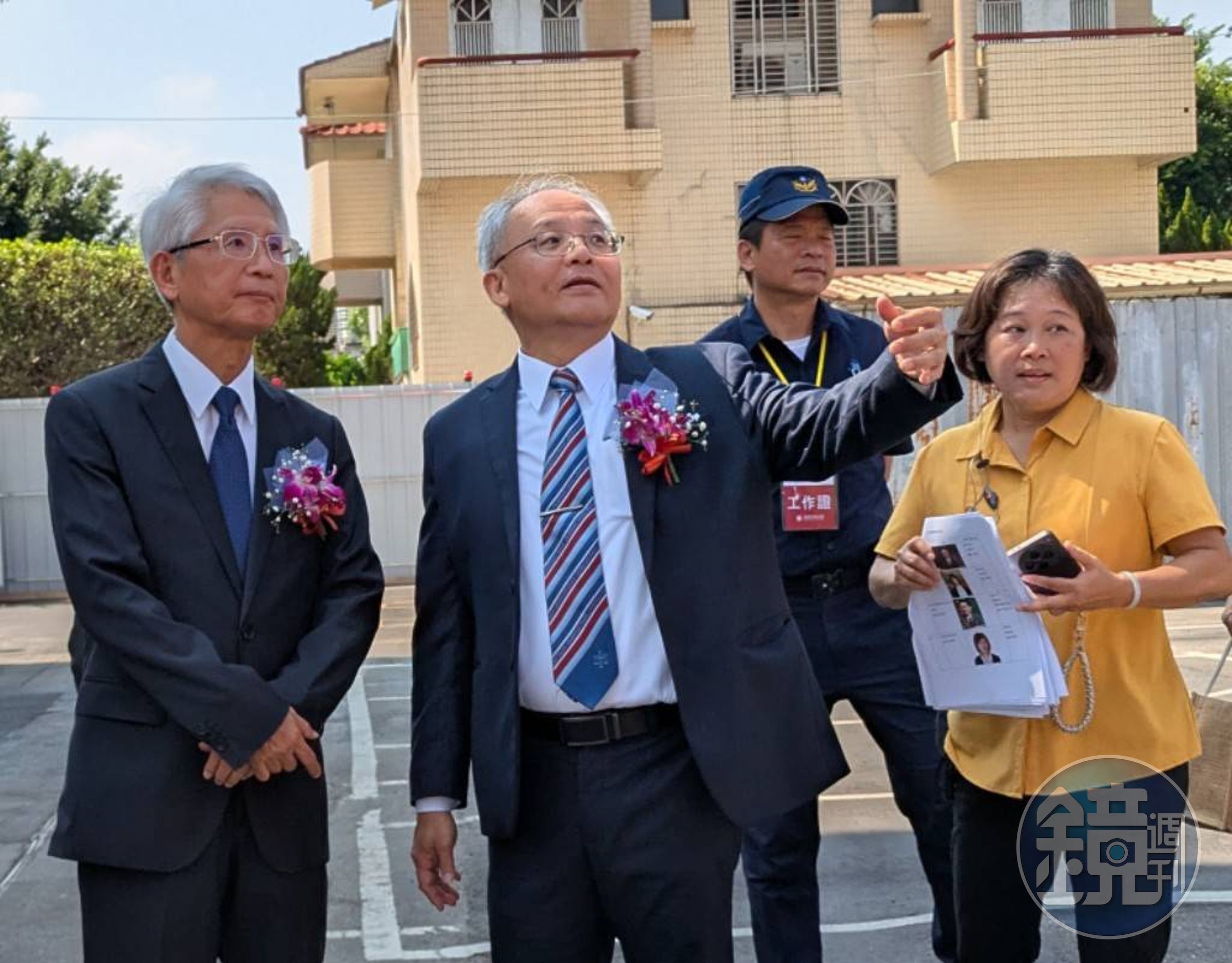 司法院代理院長謝銘洋(左一)聽取台中地院院長王漢章(左二)講解。(鄧玉瑩攝影)