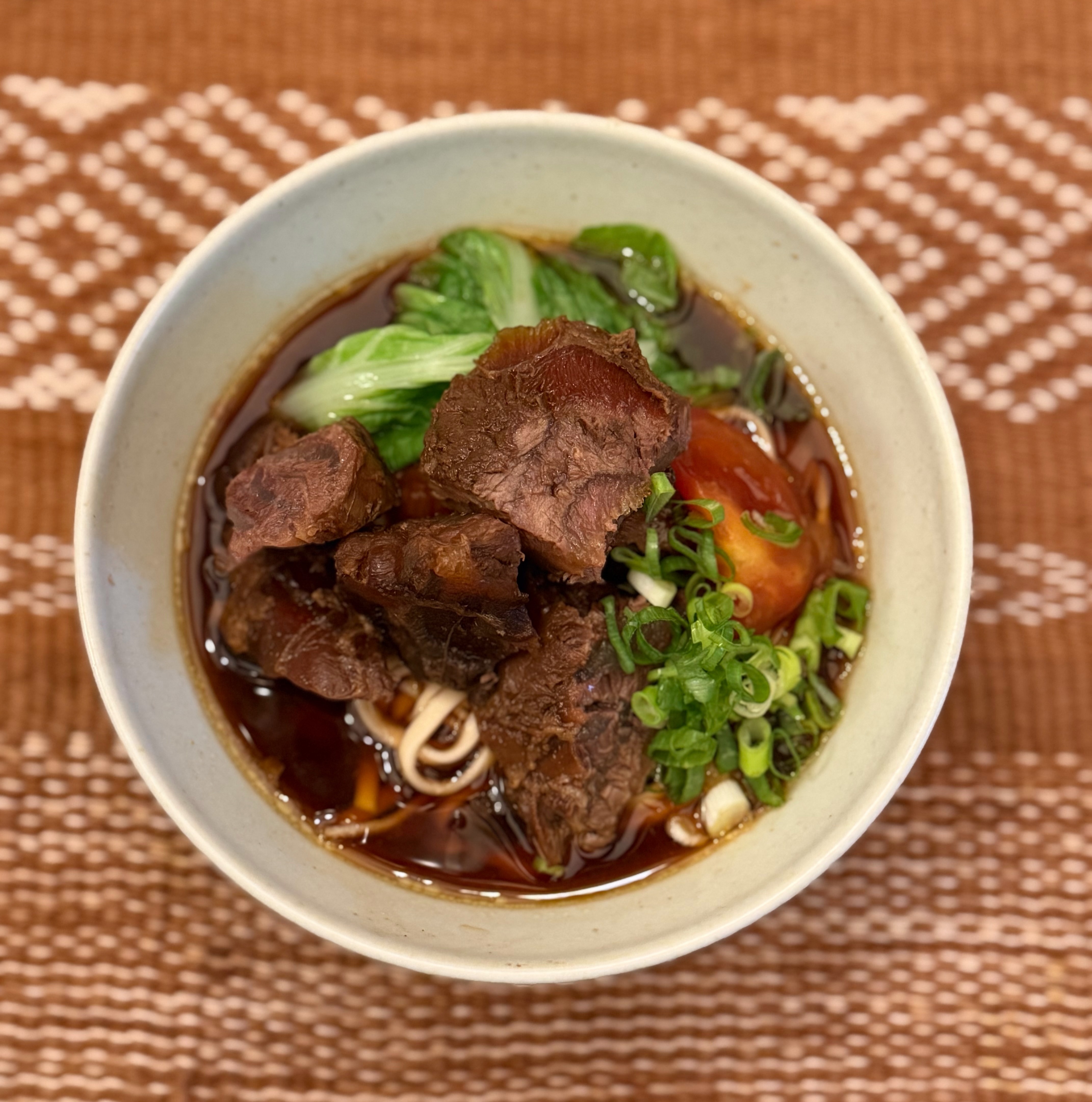 在節目尾聲，裴社長大方公開自家的牛肉麵食譜。(裴偉提供)