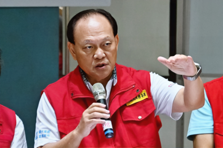 季連成今天在記者會上，提到目前堰塞湖仍維持紅色警戒，若要解除必須達成4個要件。（翻攝行政院官網）