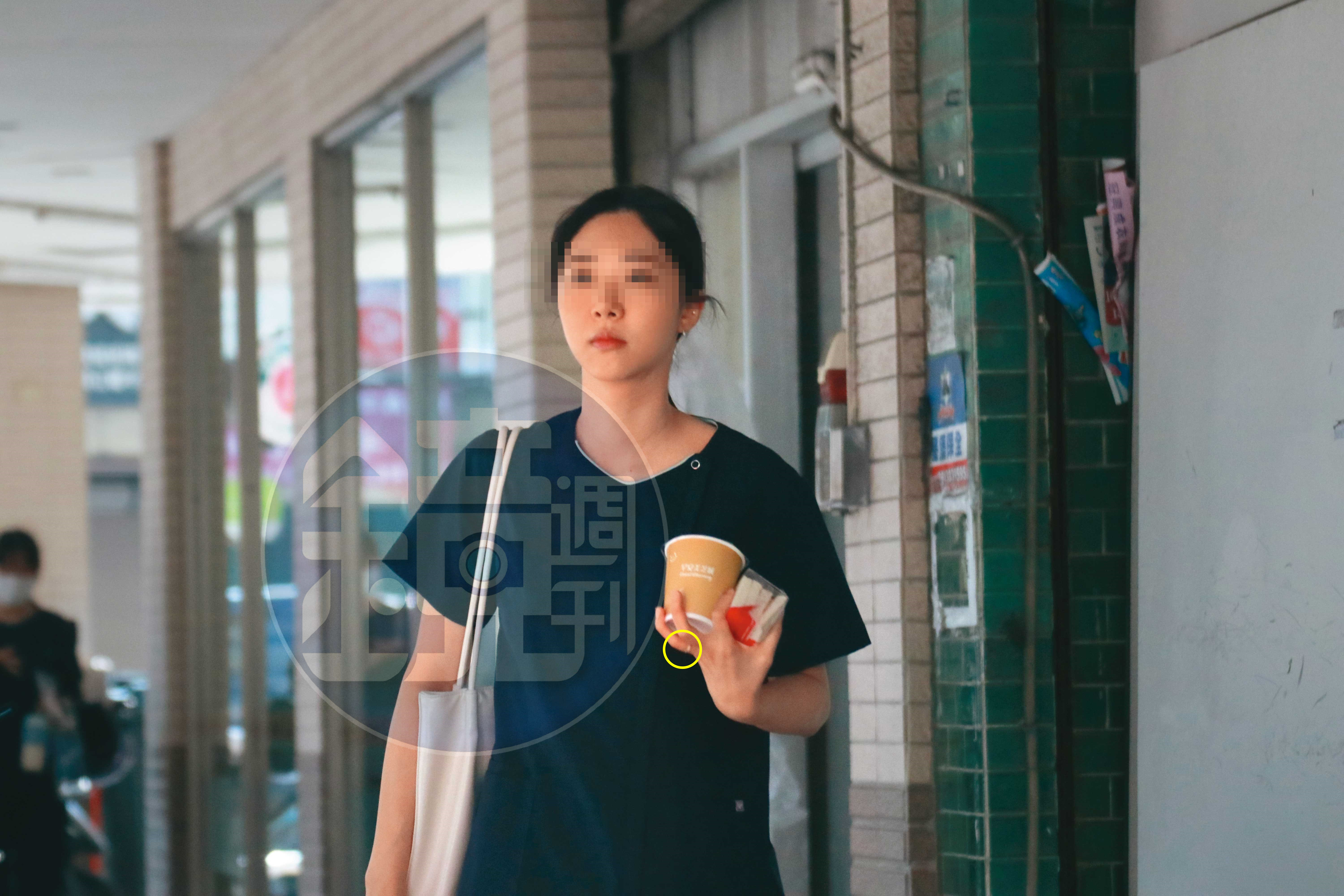 許芊芊遭陳幸妤點名介入婚姻，她如今已嫁作人婦，手上還有婚戒（黃圈處）。